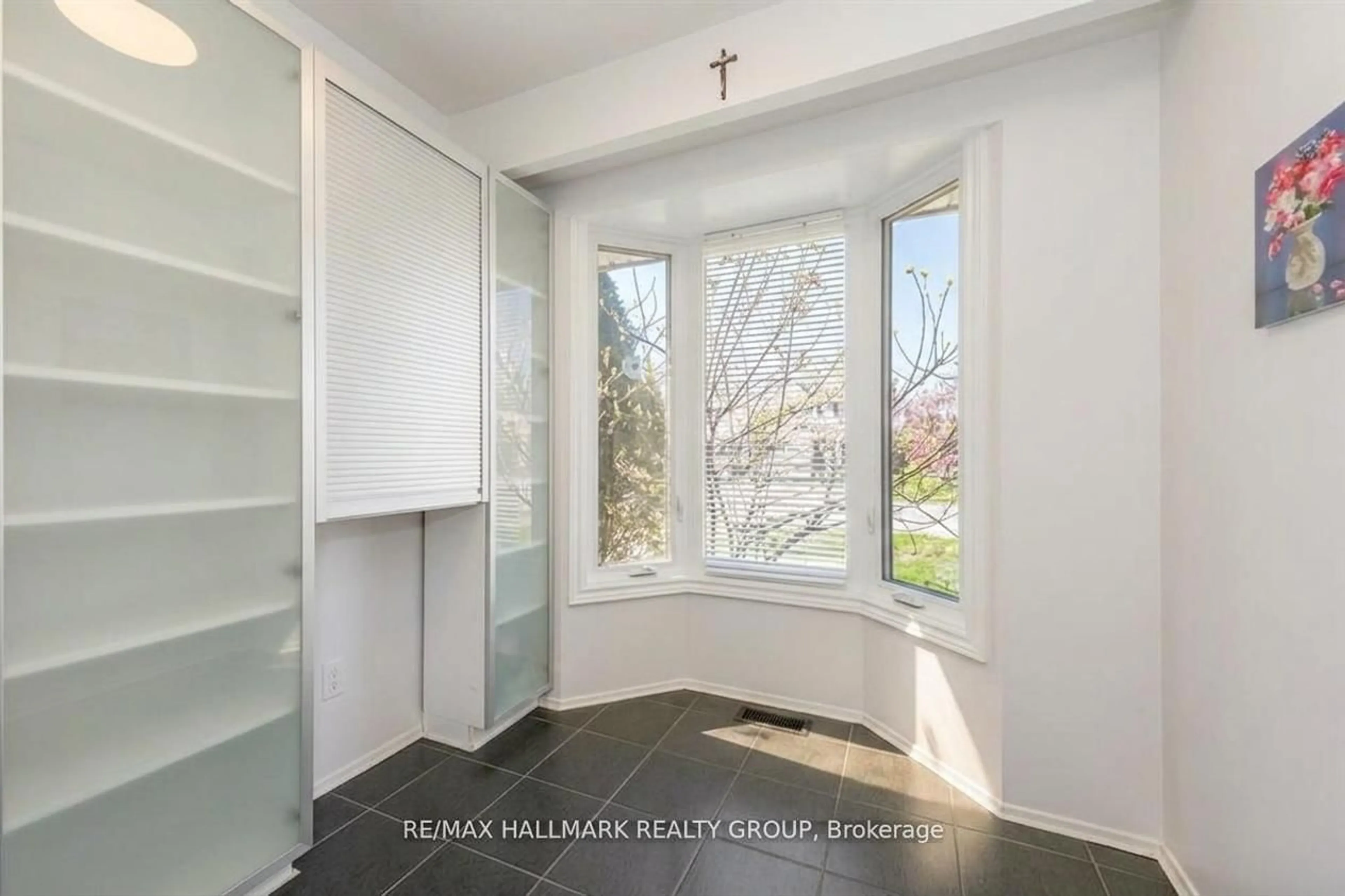 Indoor entryway for 6382 St. Louis Dr, Ottawa Ontario K1C 2Y1