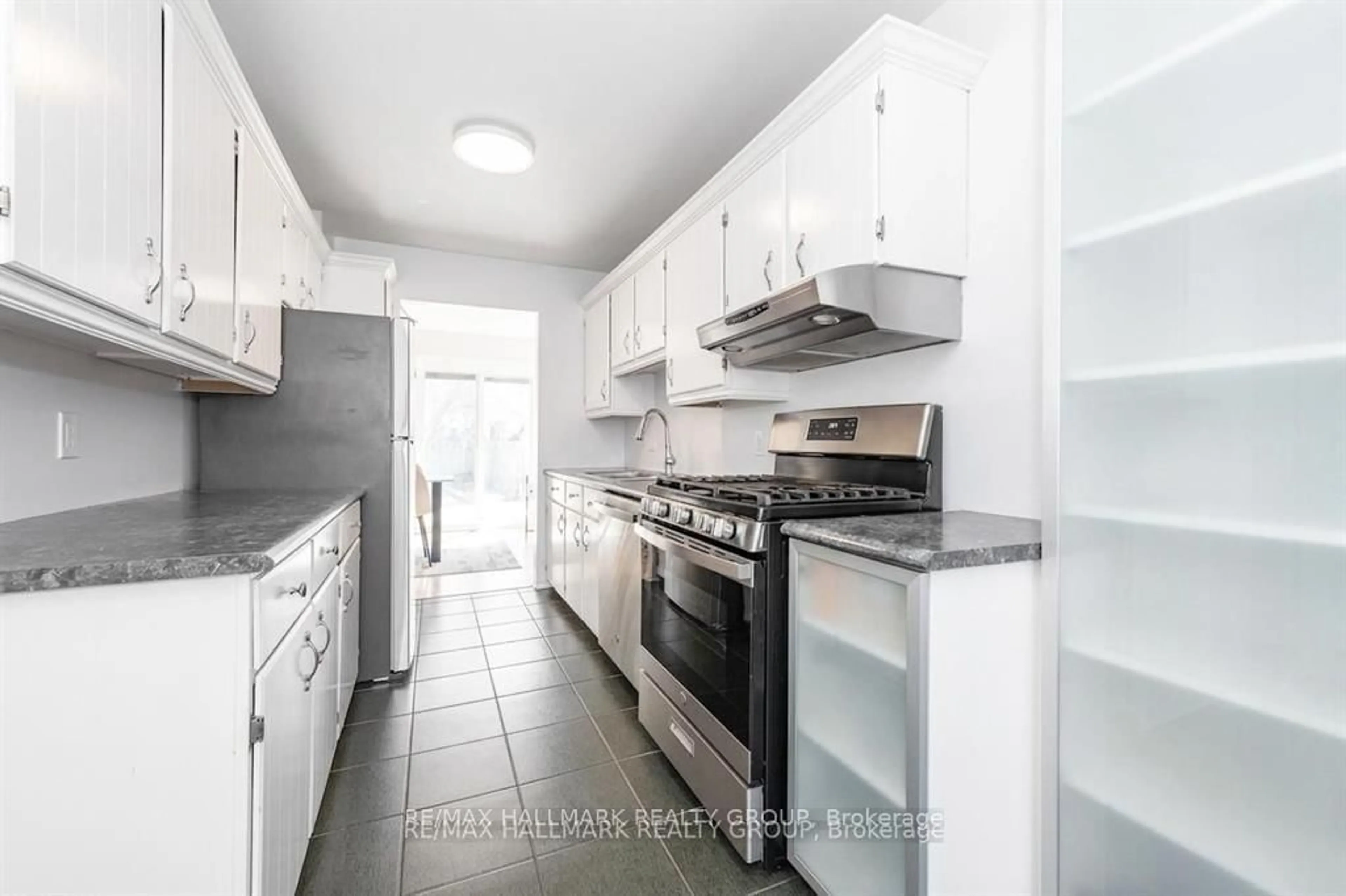 Standard kitchen, ceramic/tile floor for 6382 St. Louis Dr, Ottawa Ontario K1C 2Y1