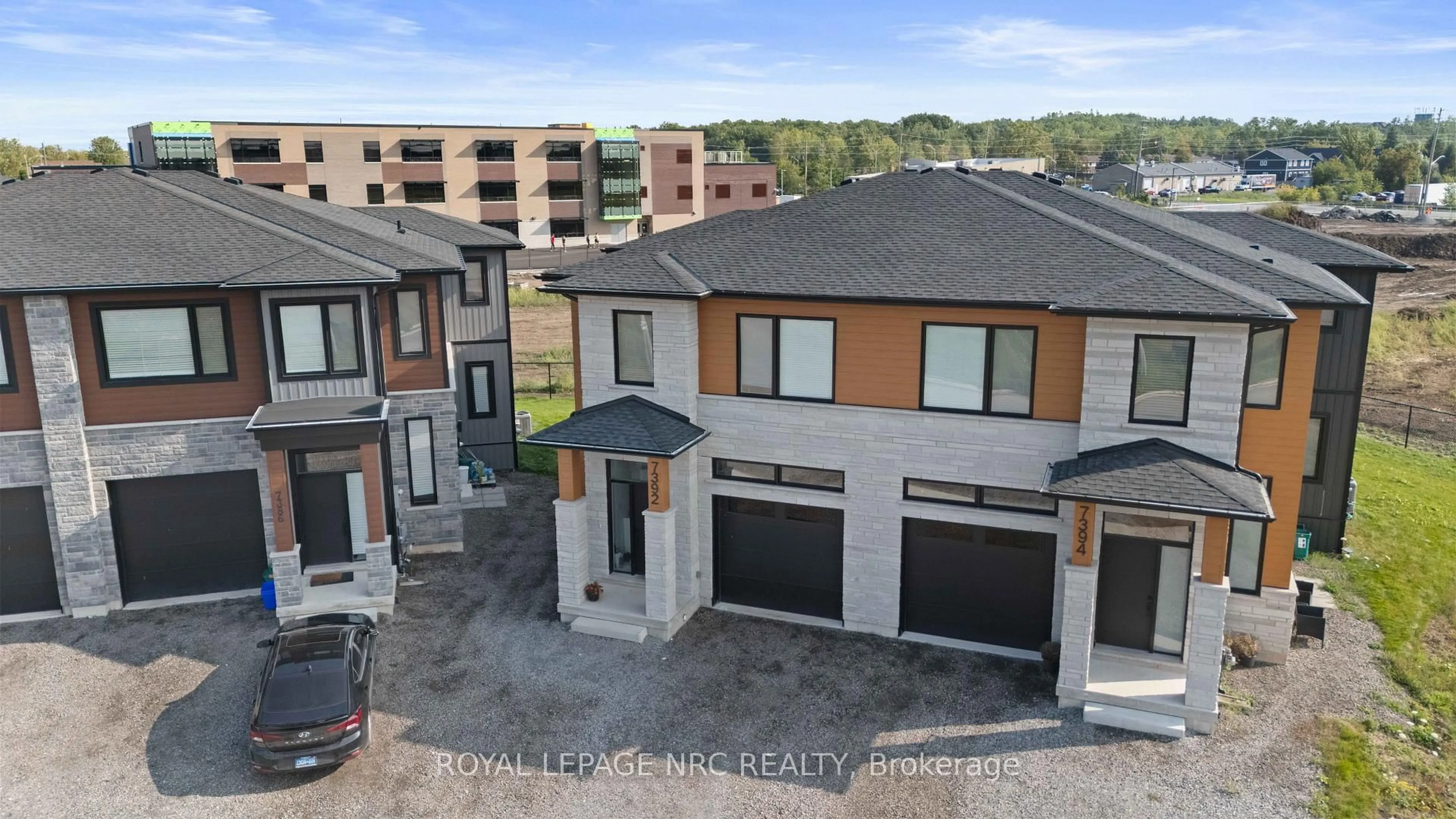 A pic from outside/outdoor area/front of a property/back of a property/a pic from drone, street for 7392 Splendour Dr, Niagara Falls Ontario L2H 3V7