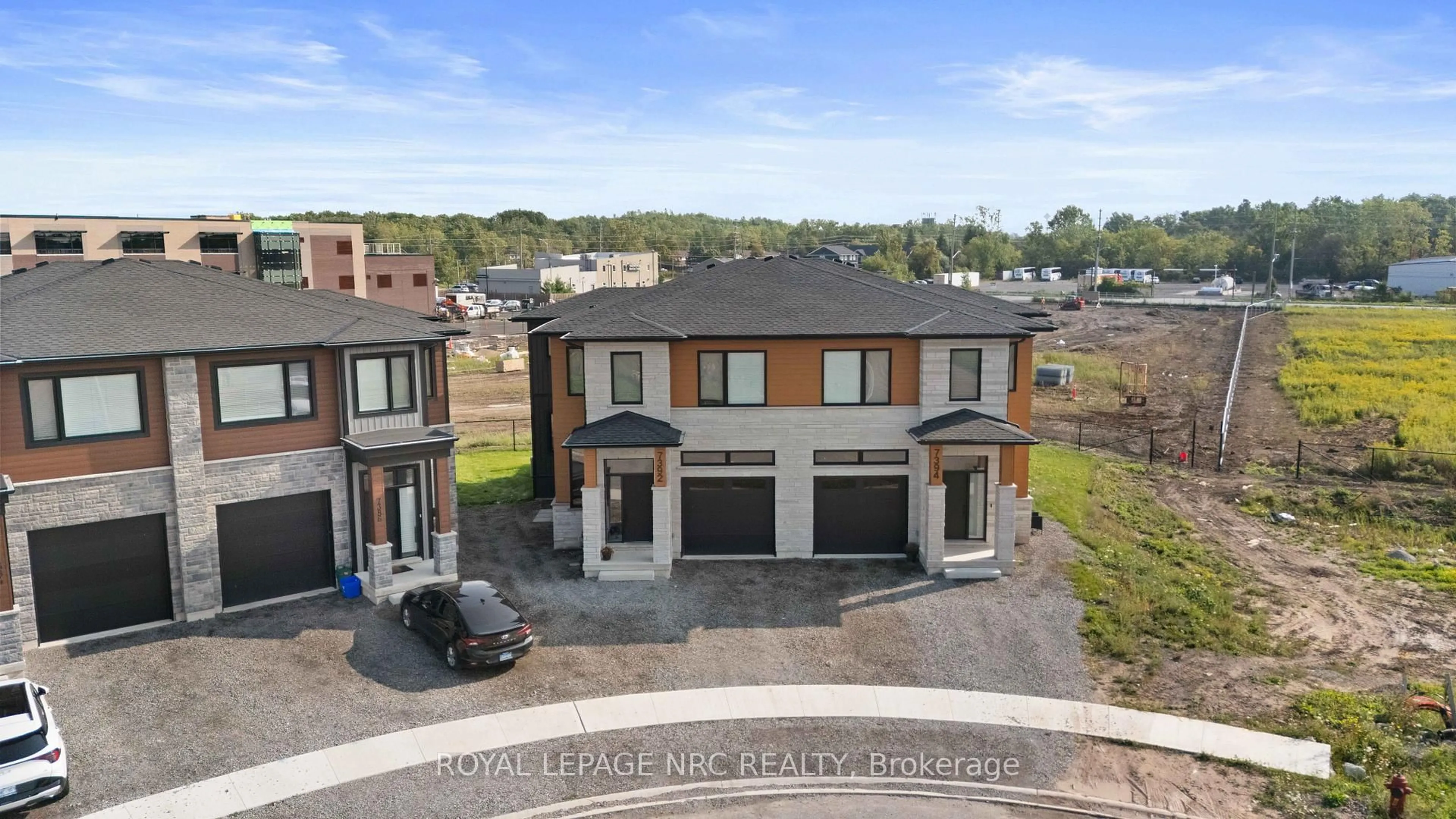 A pic from outside/outdoor area/front of a property/back of a property/a pic from drone, street for 7392 Splendour Dr, Niagara Falls Ontario L2H 3V7