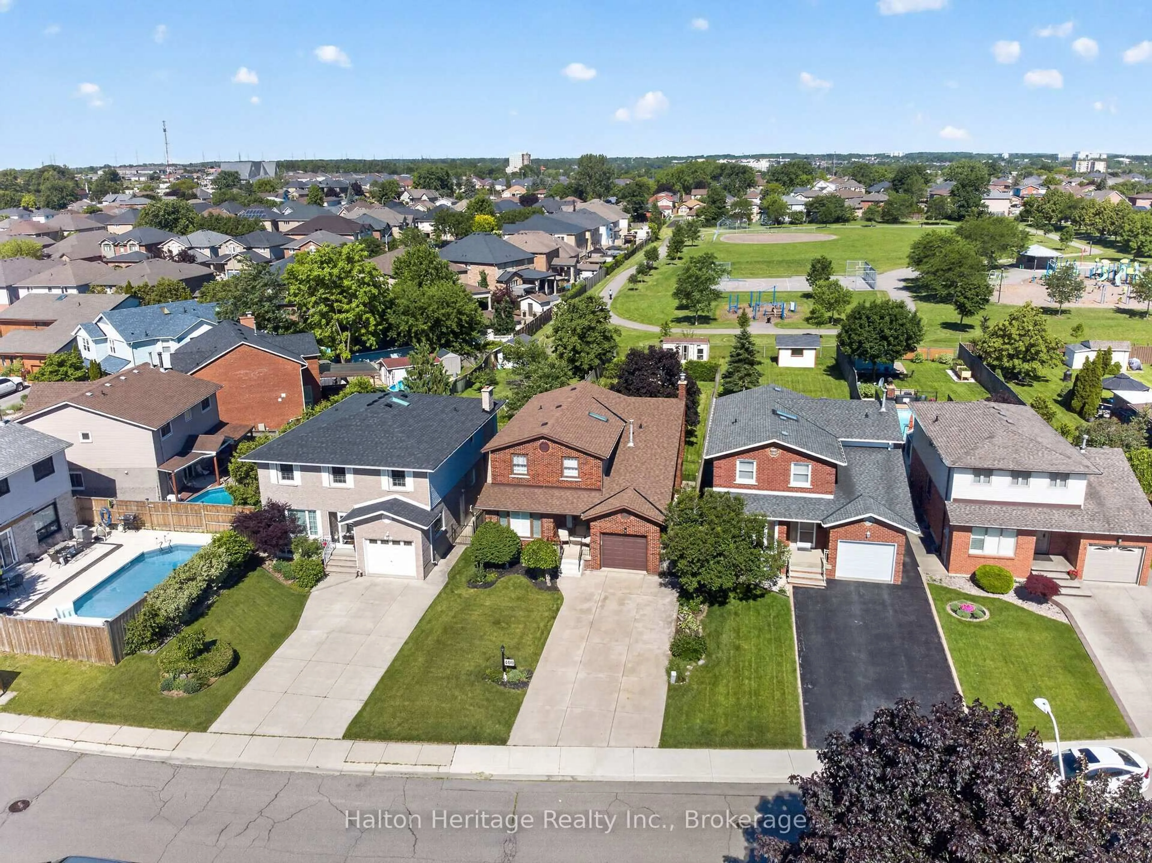 A pic from outside/outdoor area/front of a property/back of a property/a pic from drone, street for 400 Eaglewood Dr, Hamilton Ontario L8W 2S9