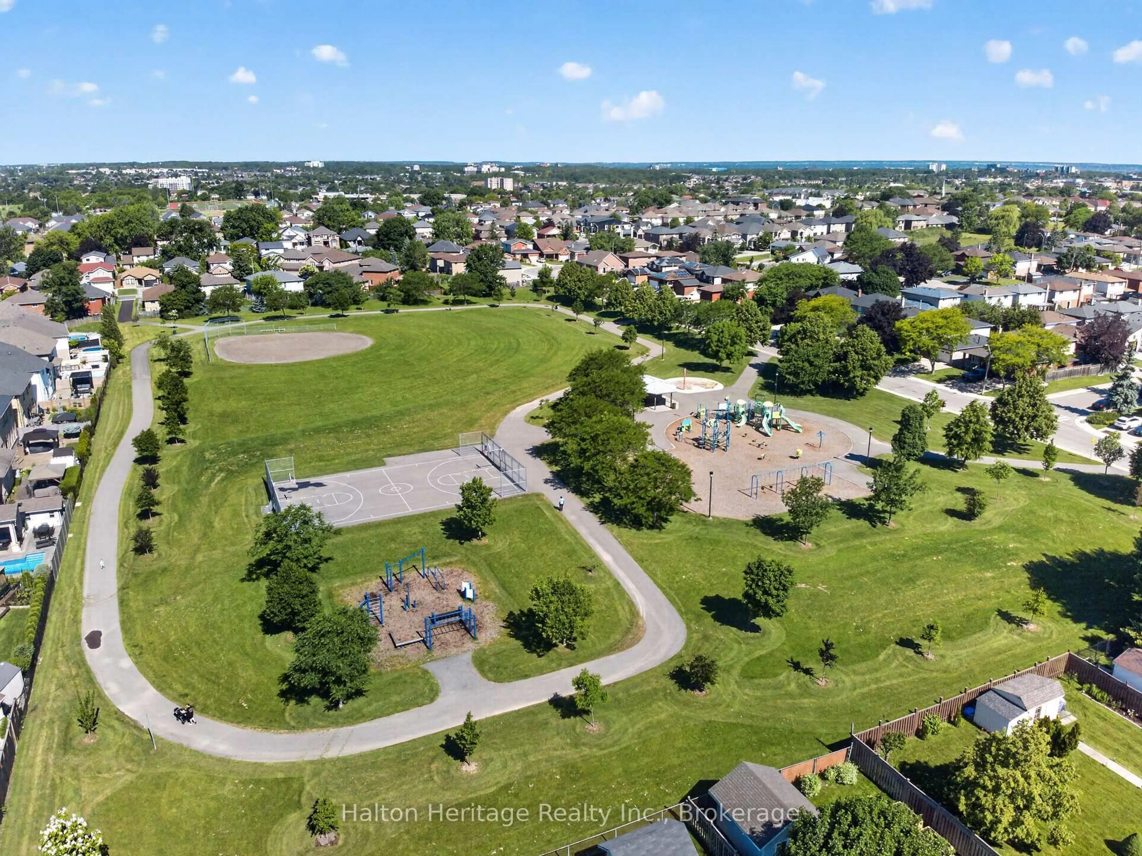 A pic from outside/outdoor area/front of a property/back of a property/a pic from drone, street for 400 Eaglewood Dr, Hamilton Ontario L8W 2S9