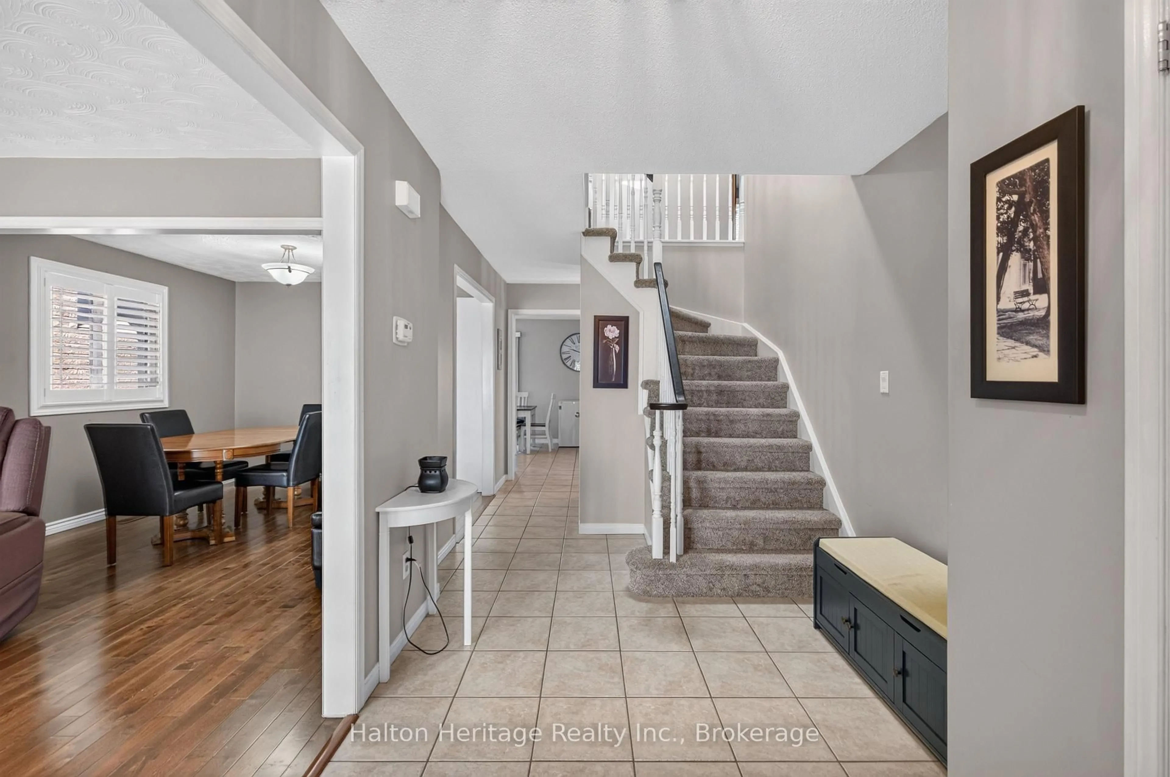 Indoor foyer for 400 Eaglewood Dr, Hamilton Ontario L8W 2S9