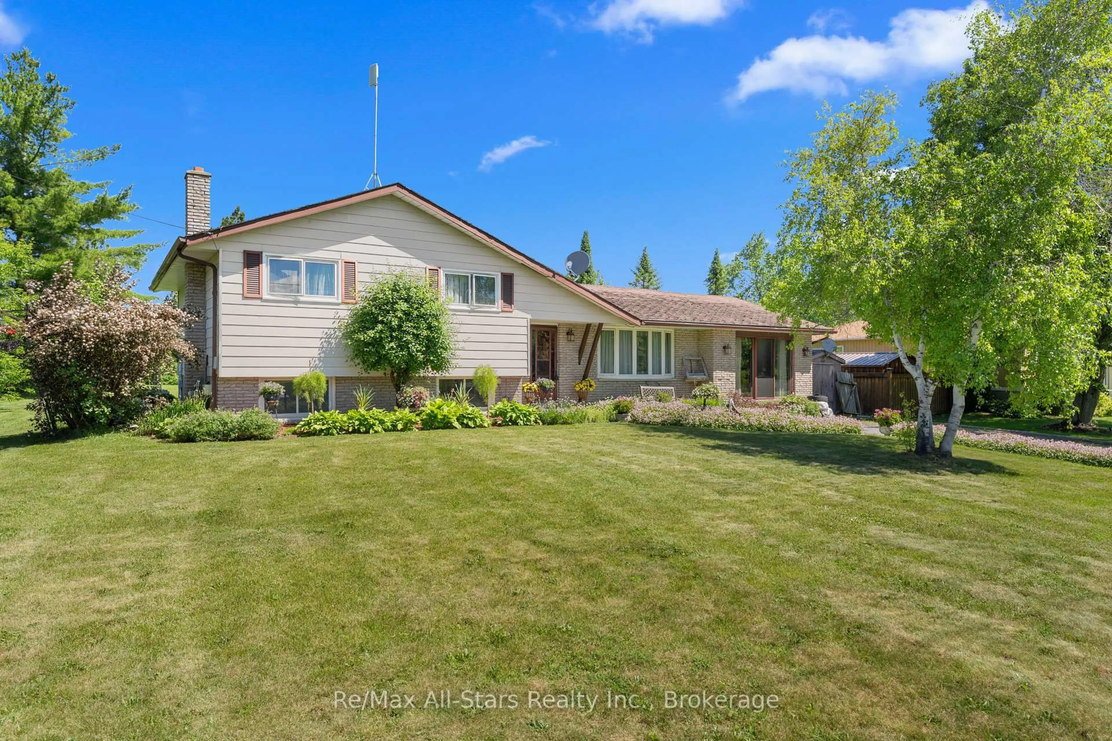 A pic from outside/outdoor area/front of a property/back of a property/a pic from drone, unknown for 19 Janet Dr, Kawartha Lakes Ontario L0B 1K0