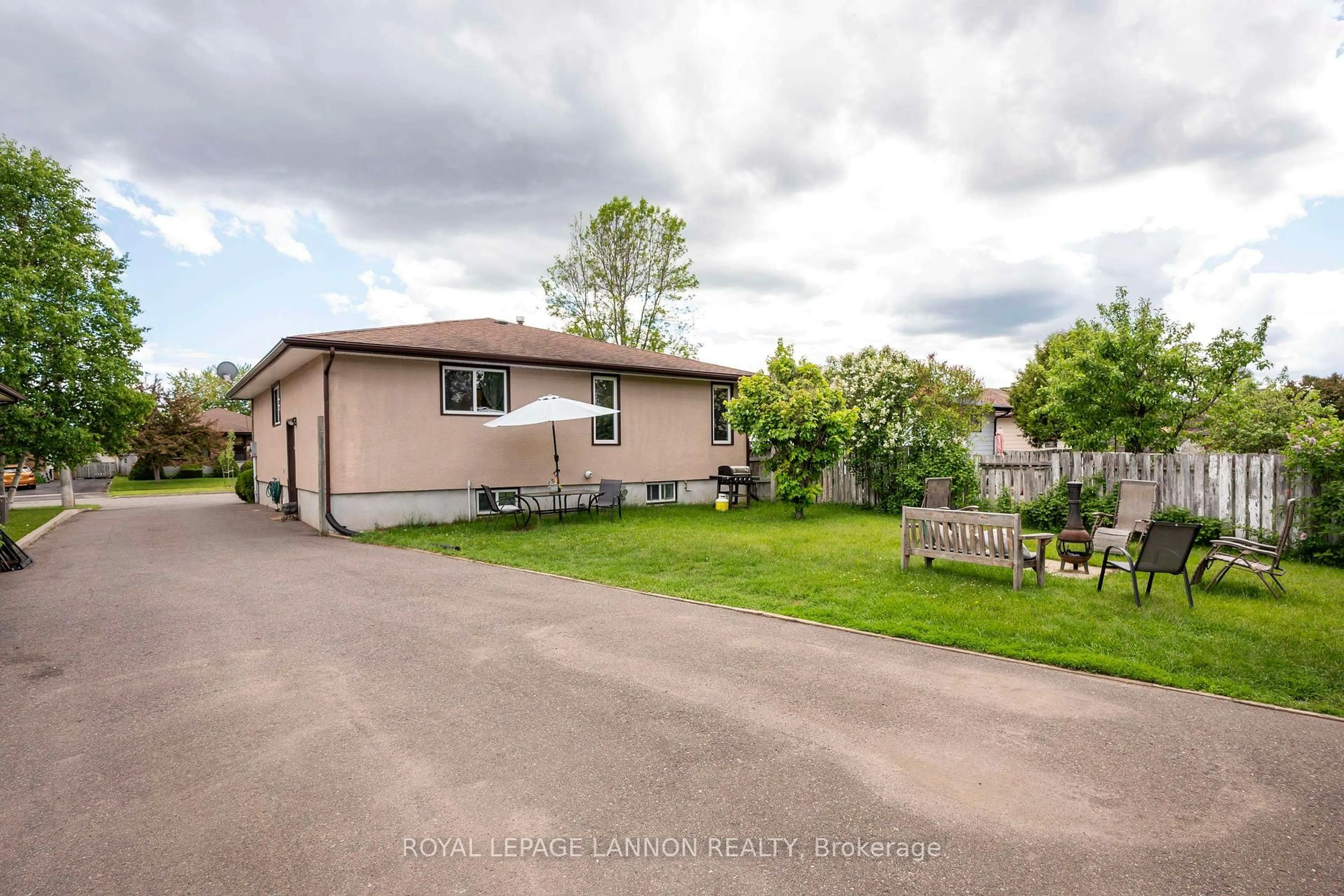 A pic from outside/outdoor area/front of a property/back of a property/a pic from drone, street for 124 Welland St, Thunder Bay Ontario P7A 7T6