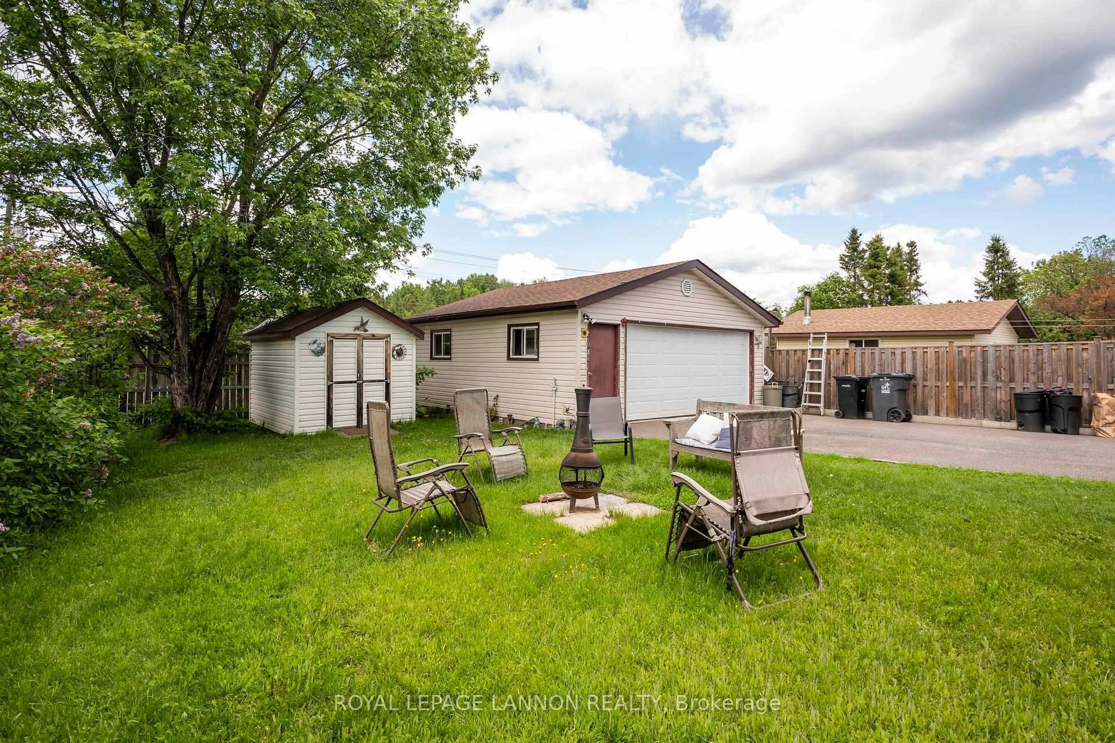 A pic from outside/outdoor area/front of a property/back of a property/a pic from drone, street for 124 Welland St, Thunder Bay Ontario P7A 7T6