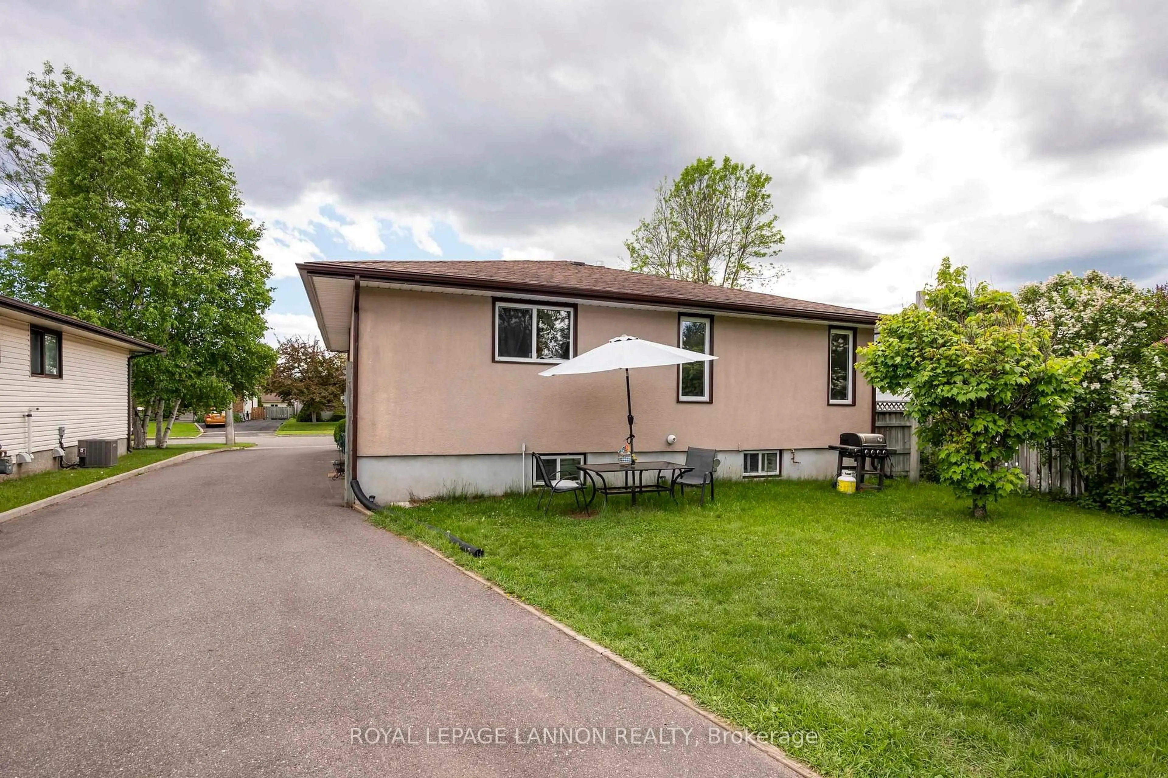 A pic from outside/outdoor area/front of a property/back of a property/a pic from drone, street for 124 Welland St, Thunder Bay Ontario P7A 7T6