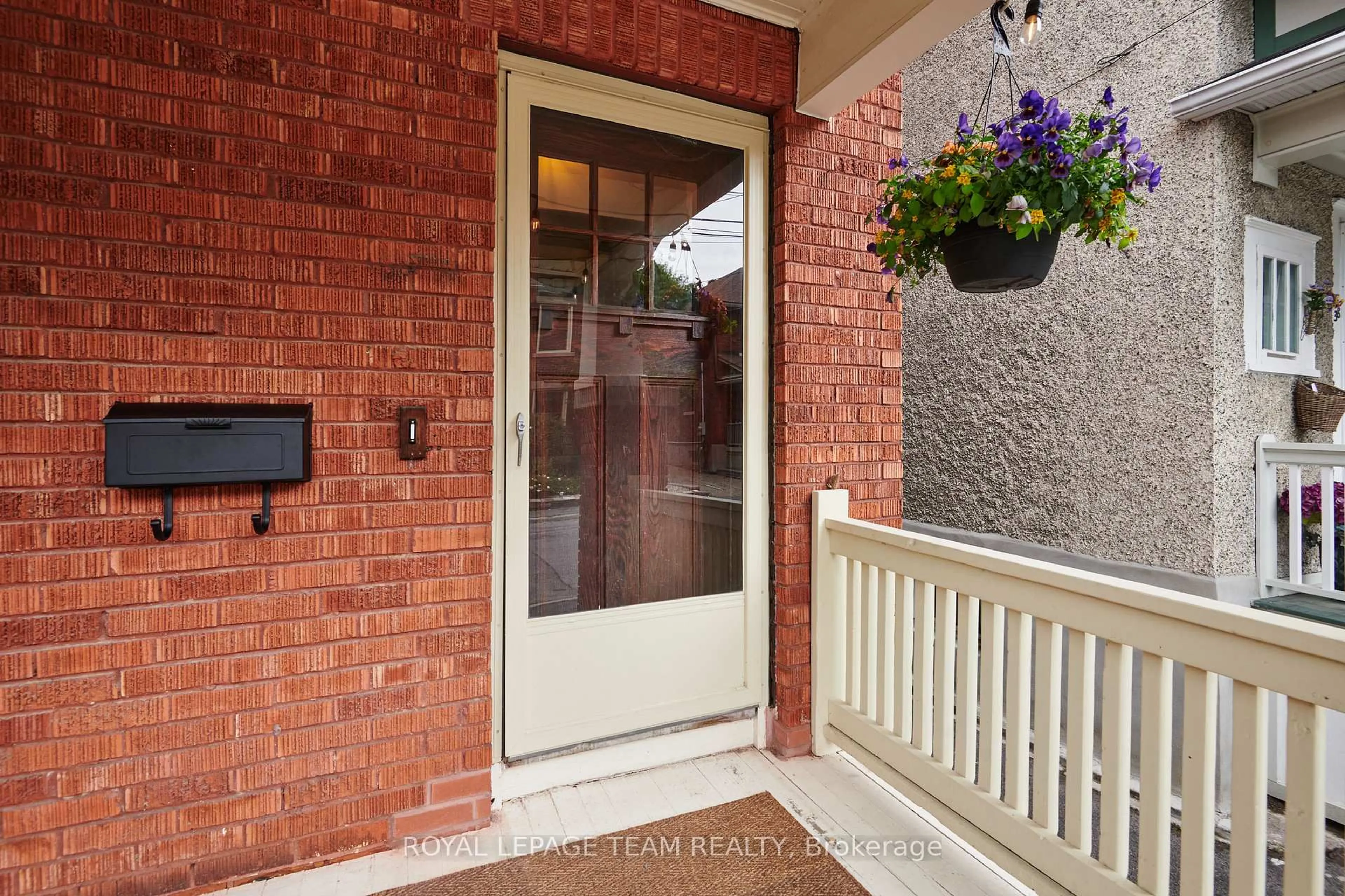 Indoor entryway for 40 Grosvenor Ave, Ottawa Ontario K1S 4S2