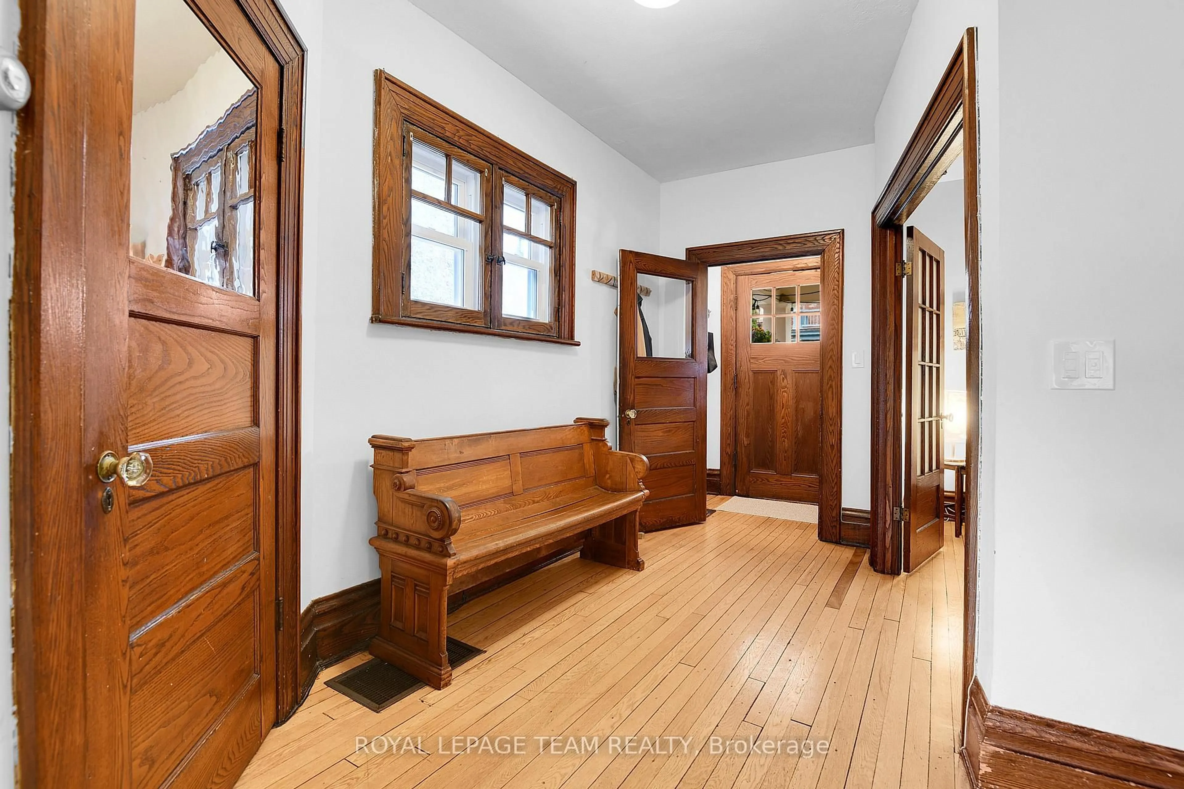 Indoor entryway for 40 Grosvenor Ave, Ottawa Ontario K1S 4S2