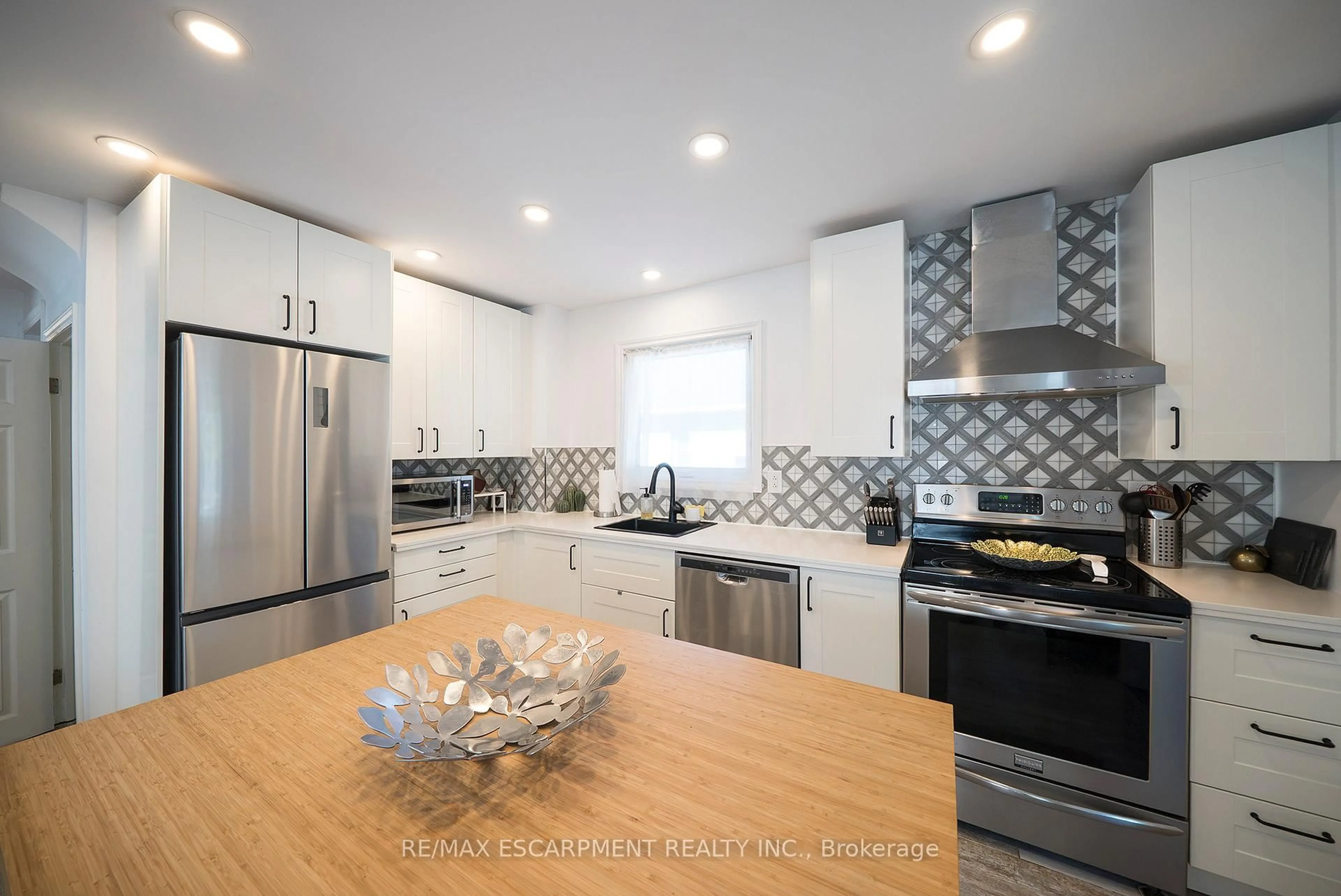 Contemporary kitchen, ceramic/tile floor for 32 ELMWOOD Ave, Brantford Ontario N3R 2J8
