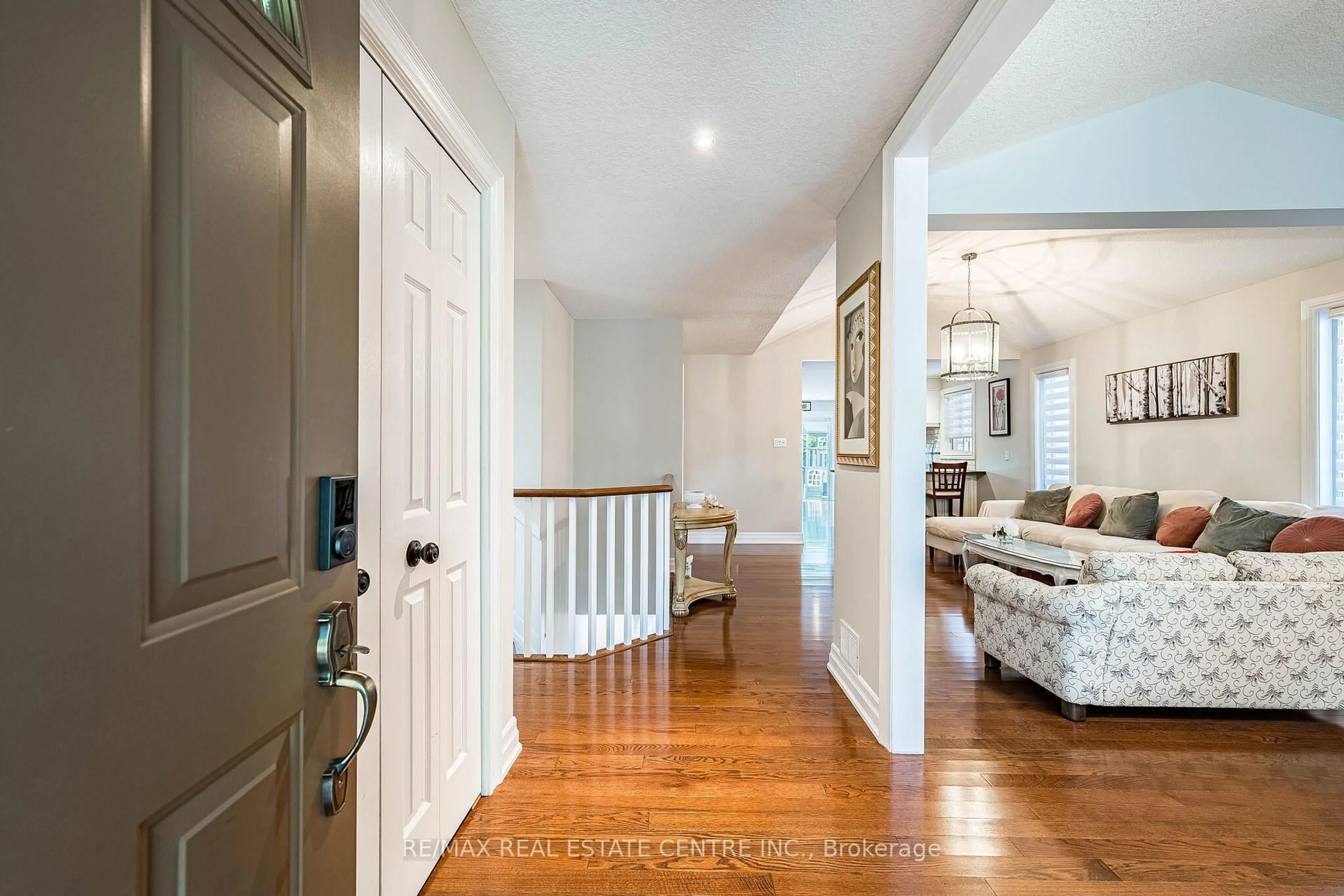 Indoor entryway for 506 Jones Rd, Hamilton Ontario L8E 6E3