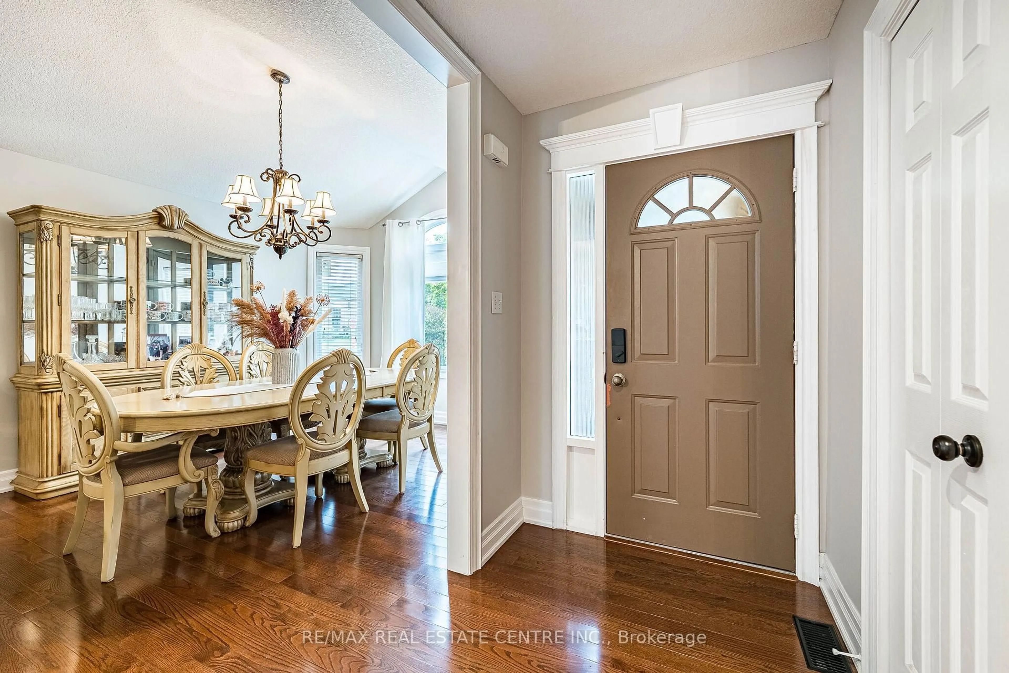 Indoor entryway for 506 Jones Rd, Hamilton Ontario L8E 6E3
