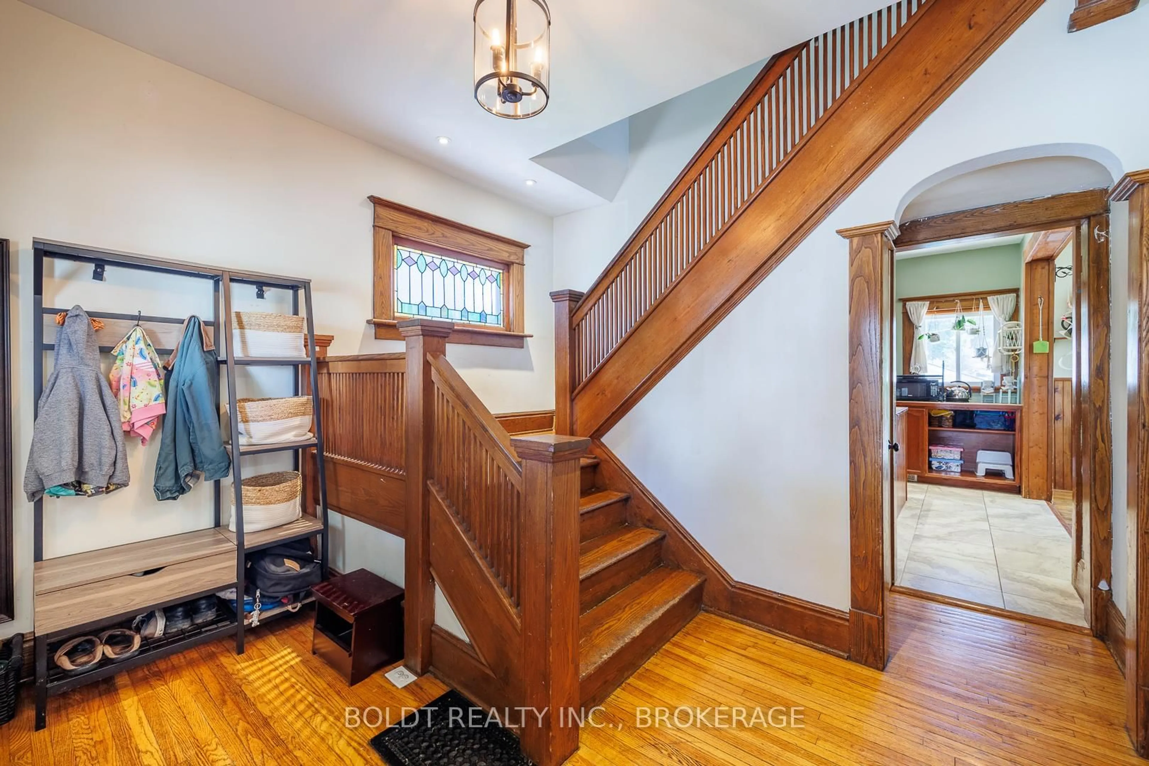 Indoor entryway for 5285 THIRD Ave, Niagara Falls Ontario L2E 4M6