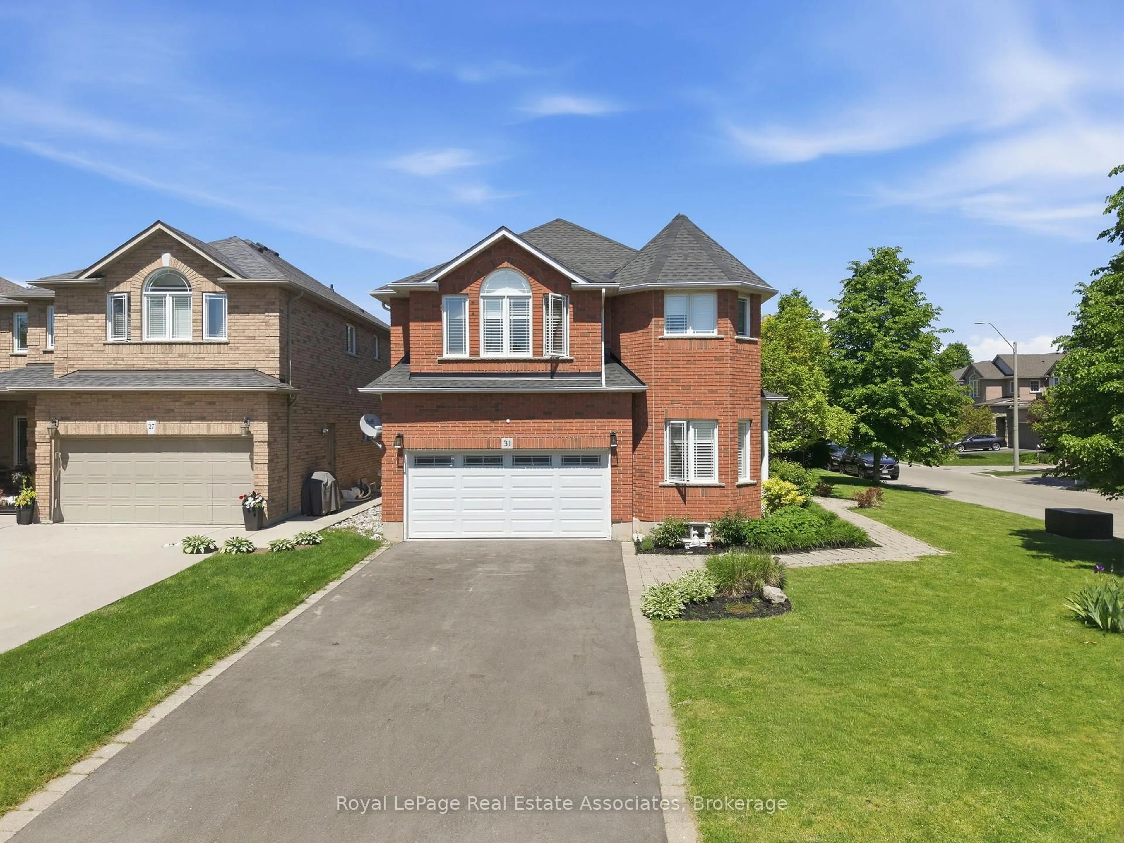A pic from outside/outdoor area/front of a property/back of a property/a pic from drone, street for 31 Commando Crt, Hamilton Ontario L8B 0J6