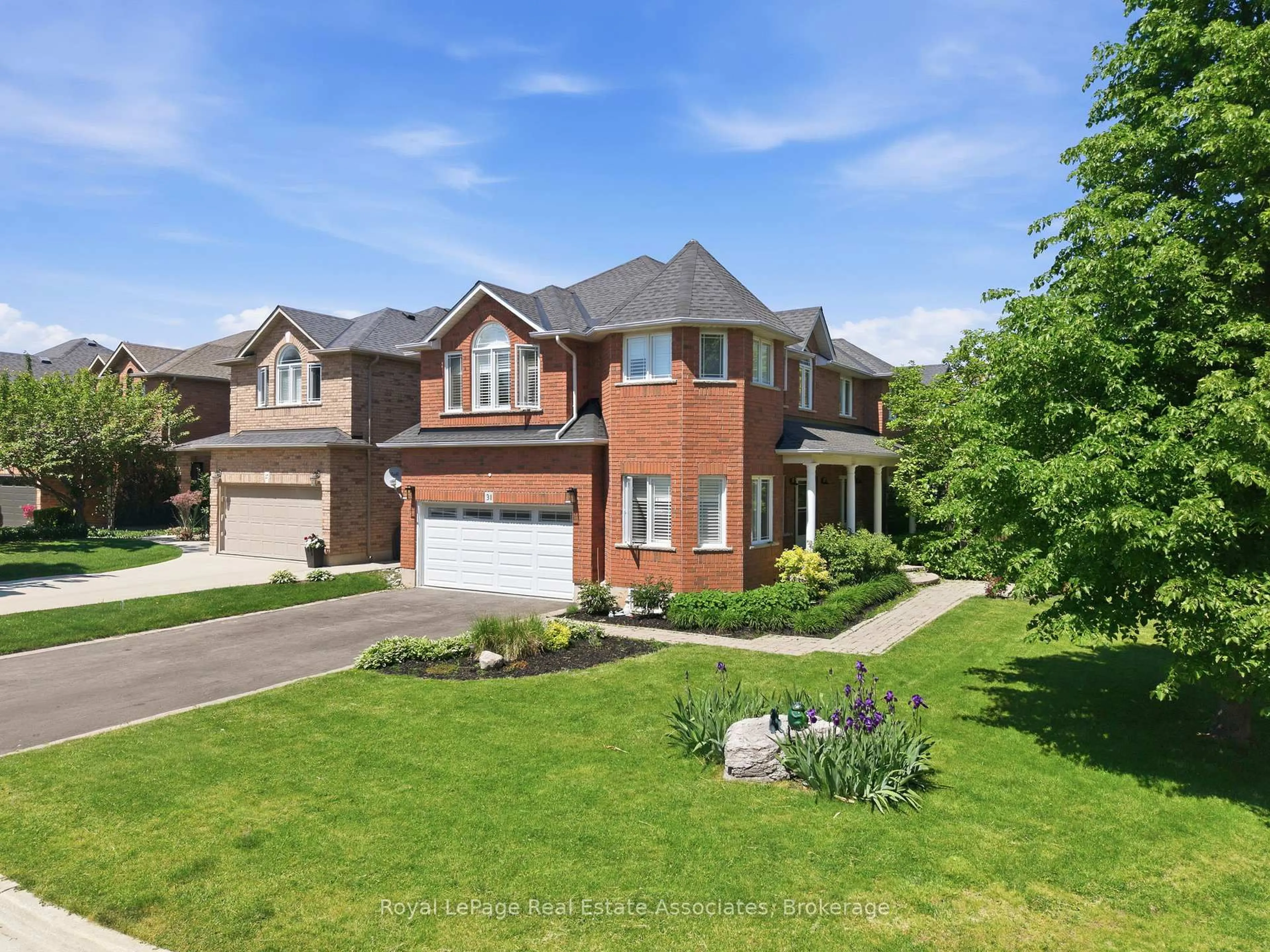 A pic from outside/outdoor area/front of a property/back of a property/a pic from drone, street for 31 Commando Crt, Hamilton Ontario L8B 0J6