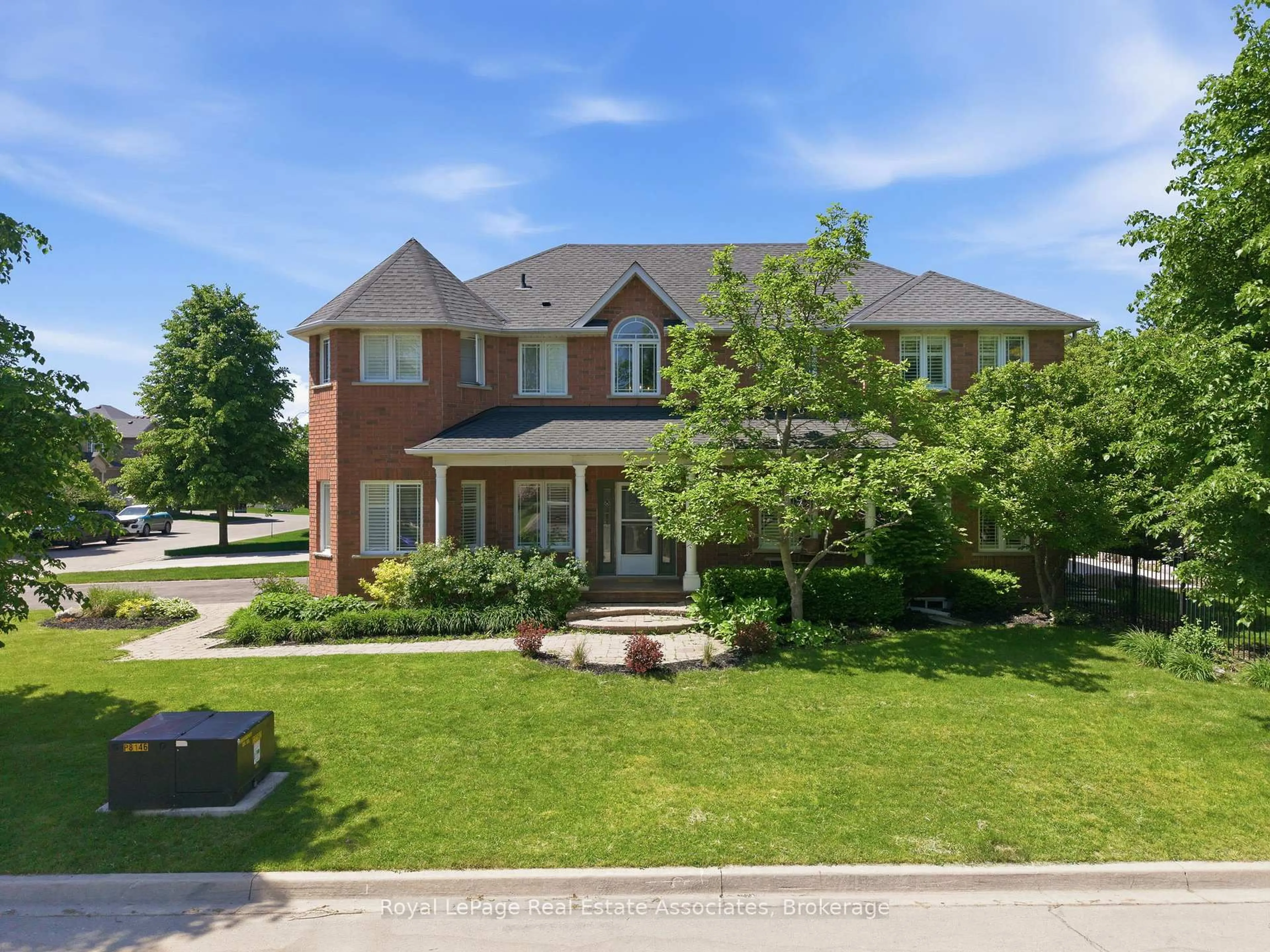 A pic from outside/outdoor area/front of a property/back of a property/a pic from drone, street for 31 Commando Crt, Hamilton Ontario L8B 0J6