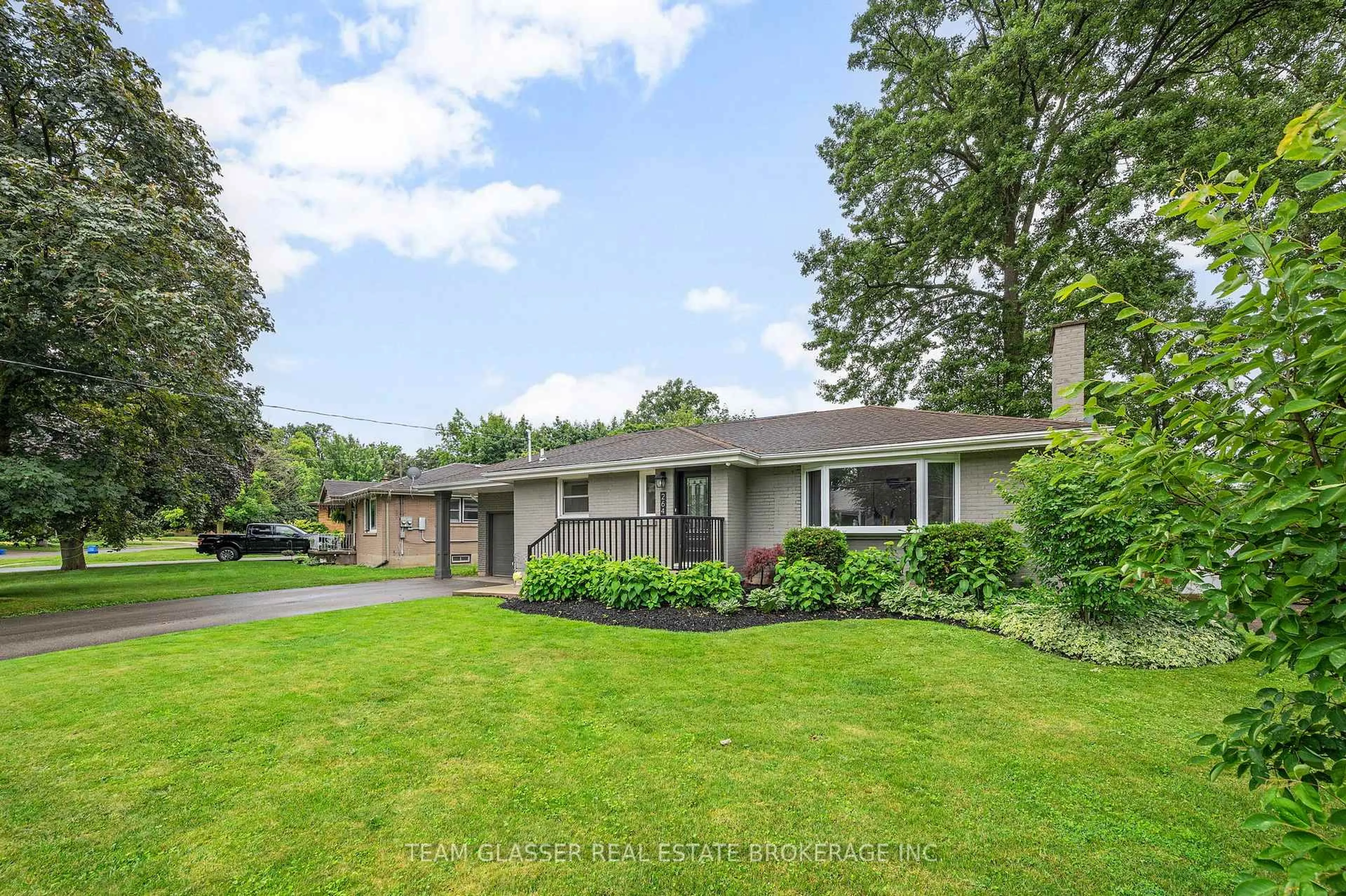 A pic from outside/outdoor area/front of a property/back of a property/a pic from drone, unknown for 264 RIDGEWOOD Cres, London South Ontario N6J 3G6