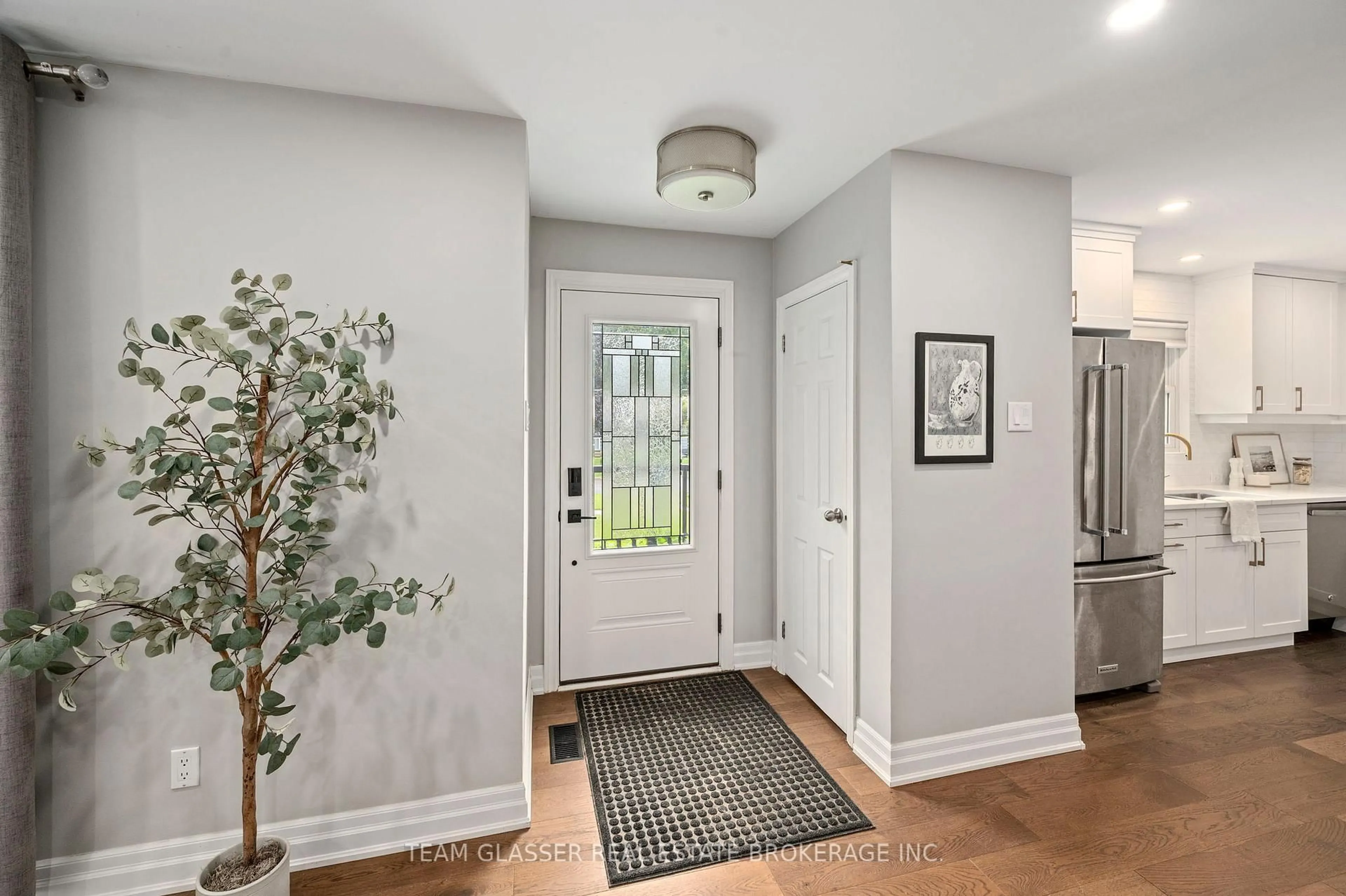 Indoor entryway for 264 RIDGEWOOD Cres, London South Ontario N6J 3G6