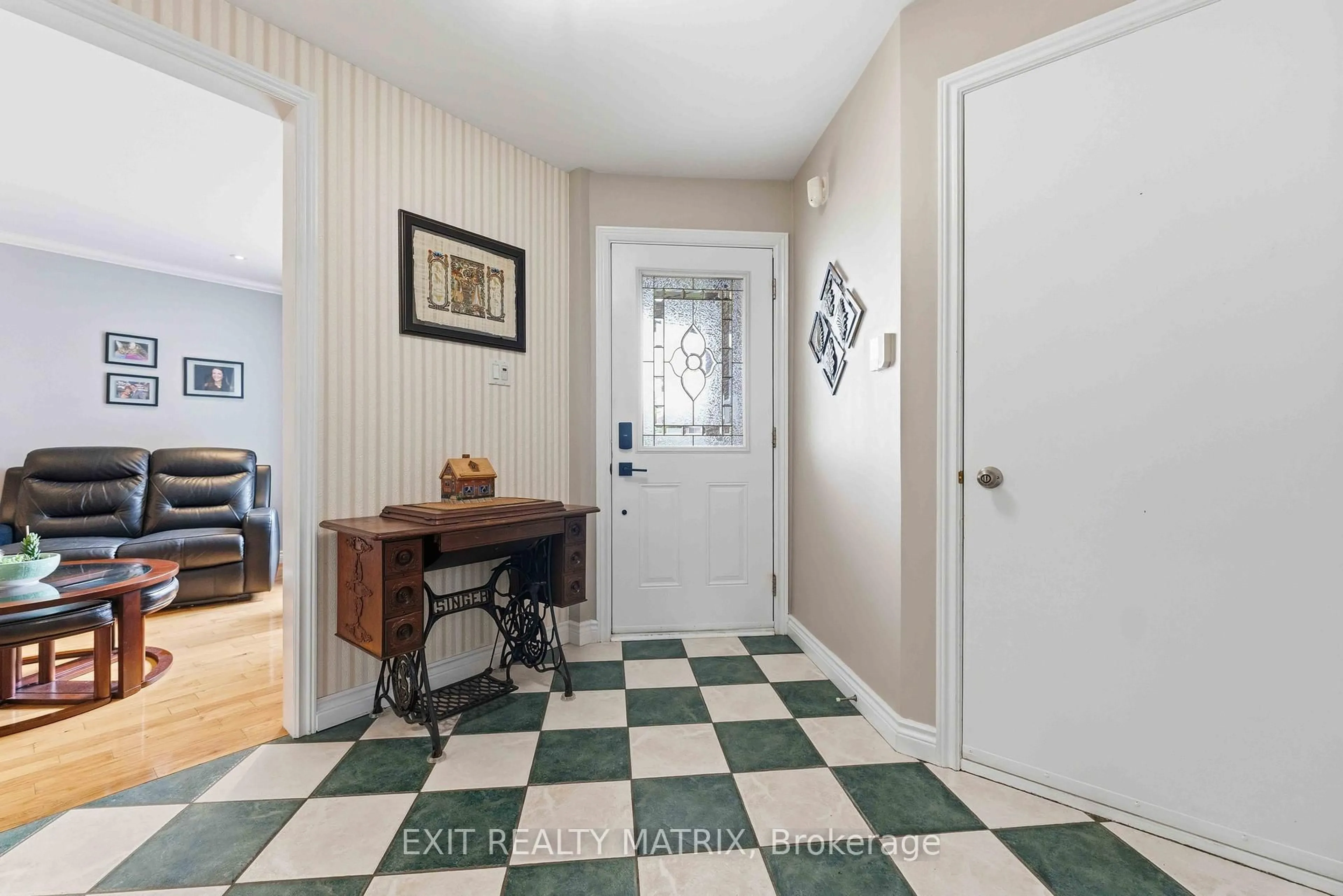 Indoor entryway for 6582 Richer Dr, Ottawa Ontario K1C 3G4