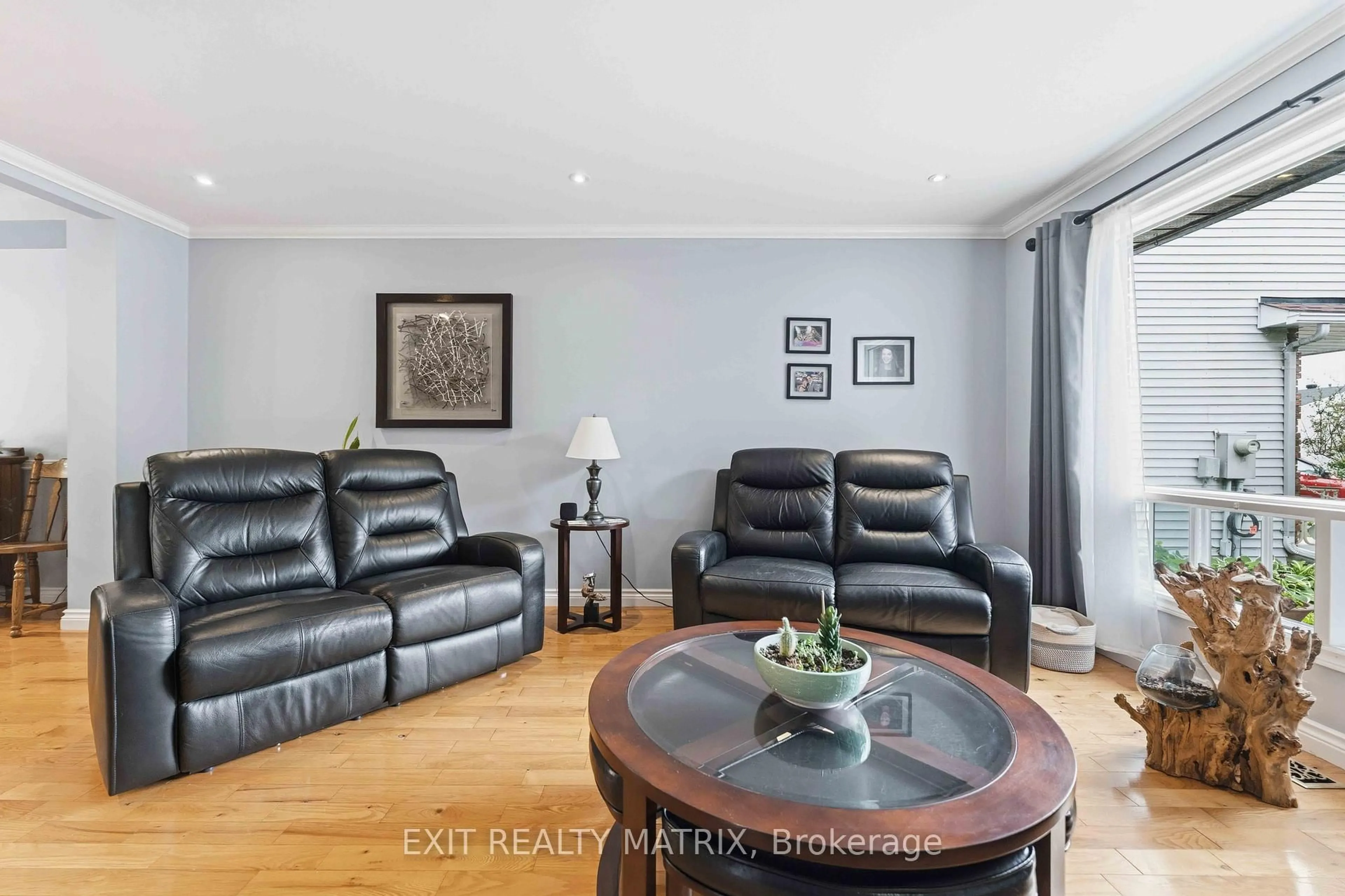 Living room with furniture, unknown for 6582 Richer Dr, Ottawa Ontario K1C 3G4