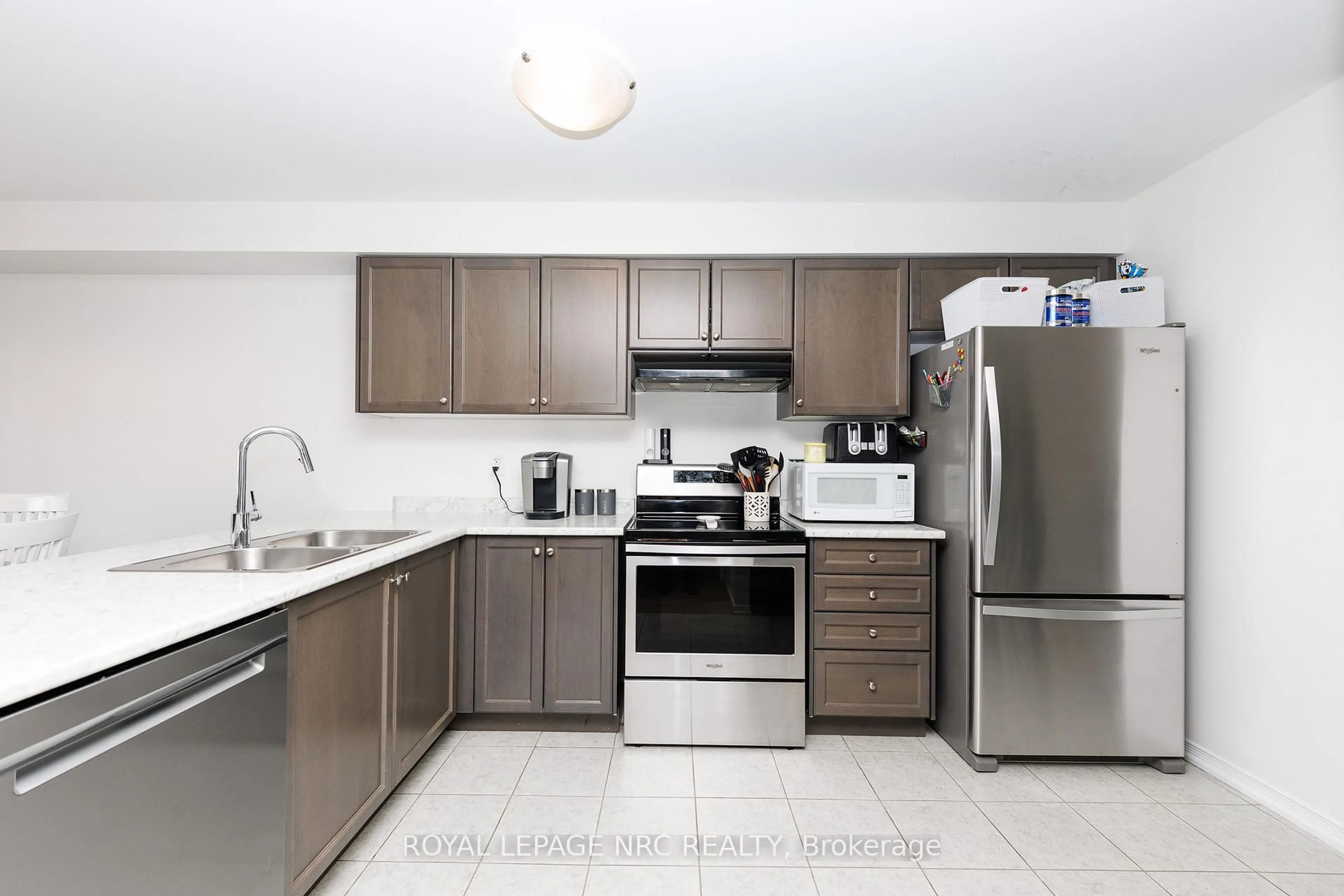 Standard kitchen, unknown for 7794 White Pine Cres, Niagara Falls Ontario L2H 3R4