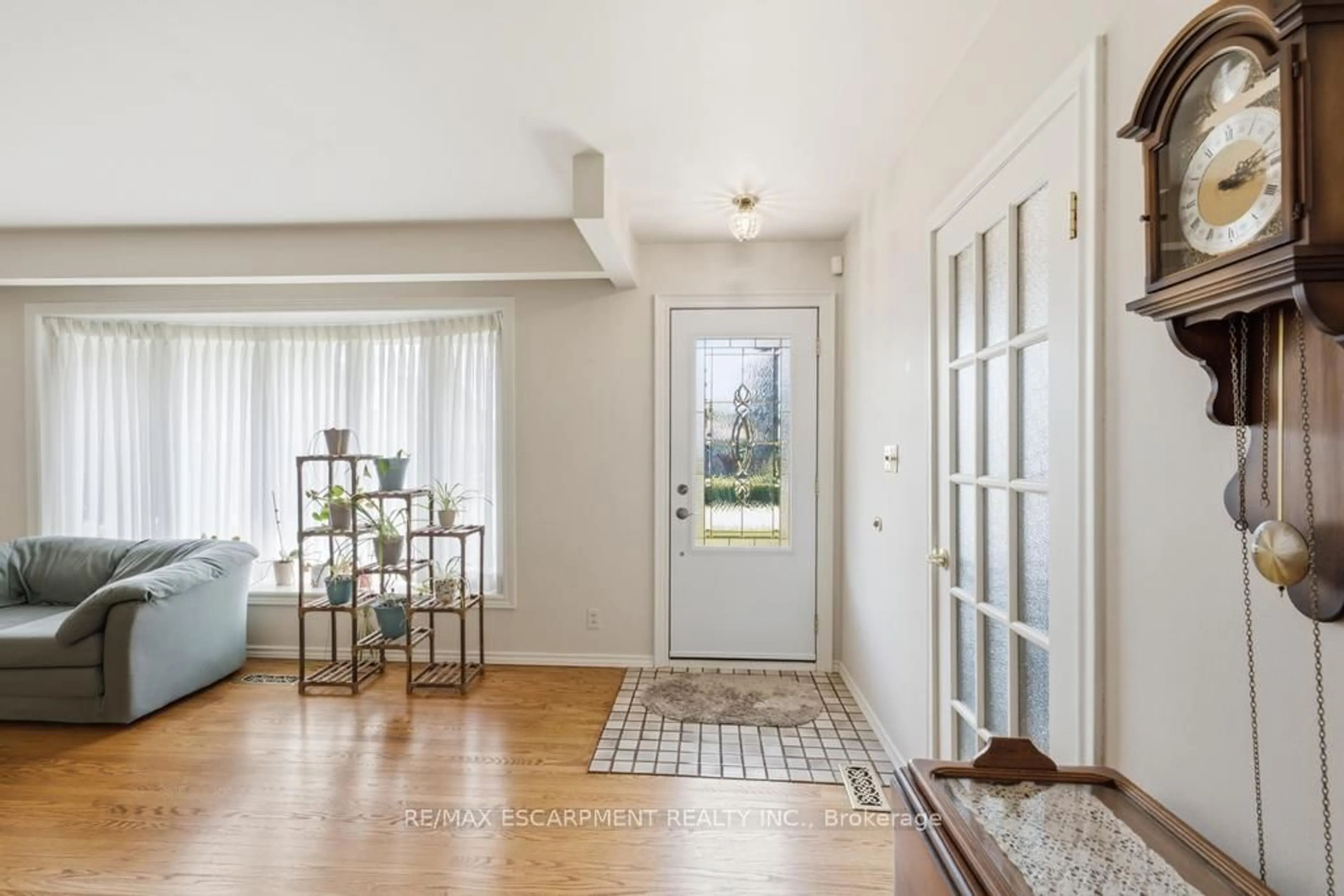 Indoor entryway for 41 Oriole Cres, Grimsby Ontario L3M 3X7