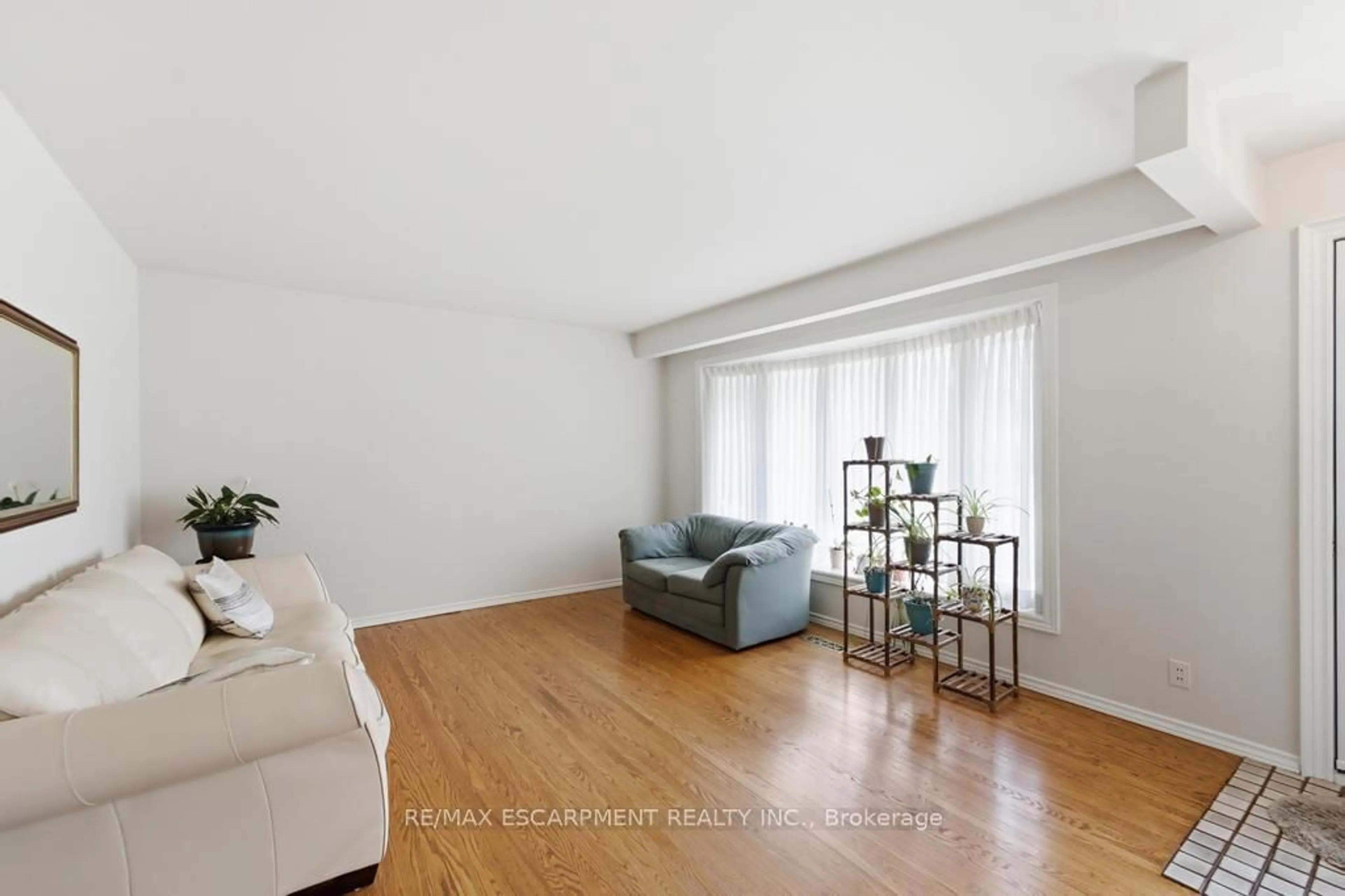 Living room with furniture, wood/laminate floor for 41 Oriole Cres, Grimsby Ontario L3M 3X7
