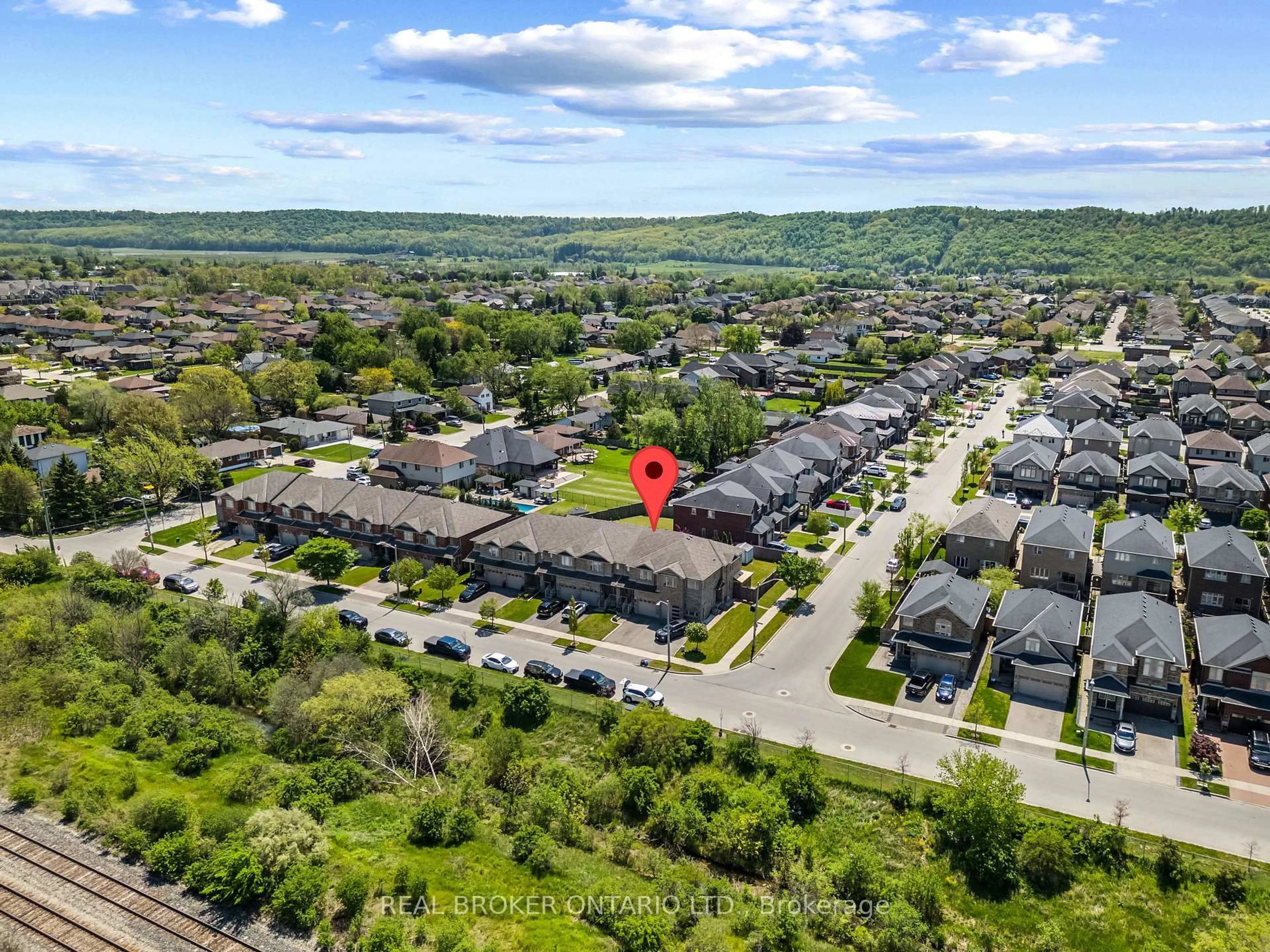 A pic from outside/outdoor area/front of a property/back of a property/a pic from drone, unknown for 138 Edenrock Dr, Hamilton Ontario L8E 0G8