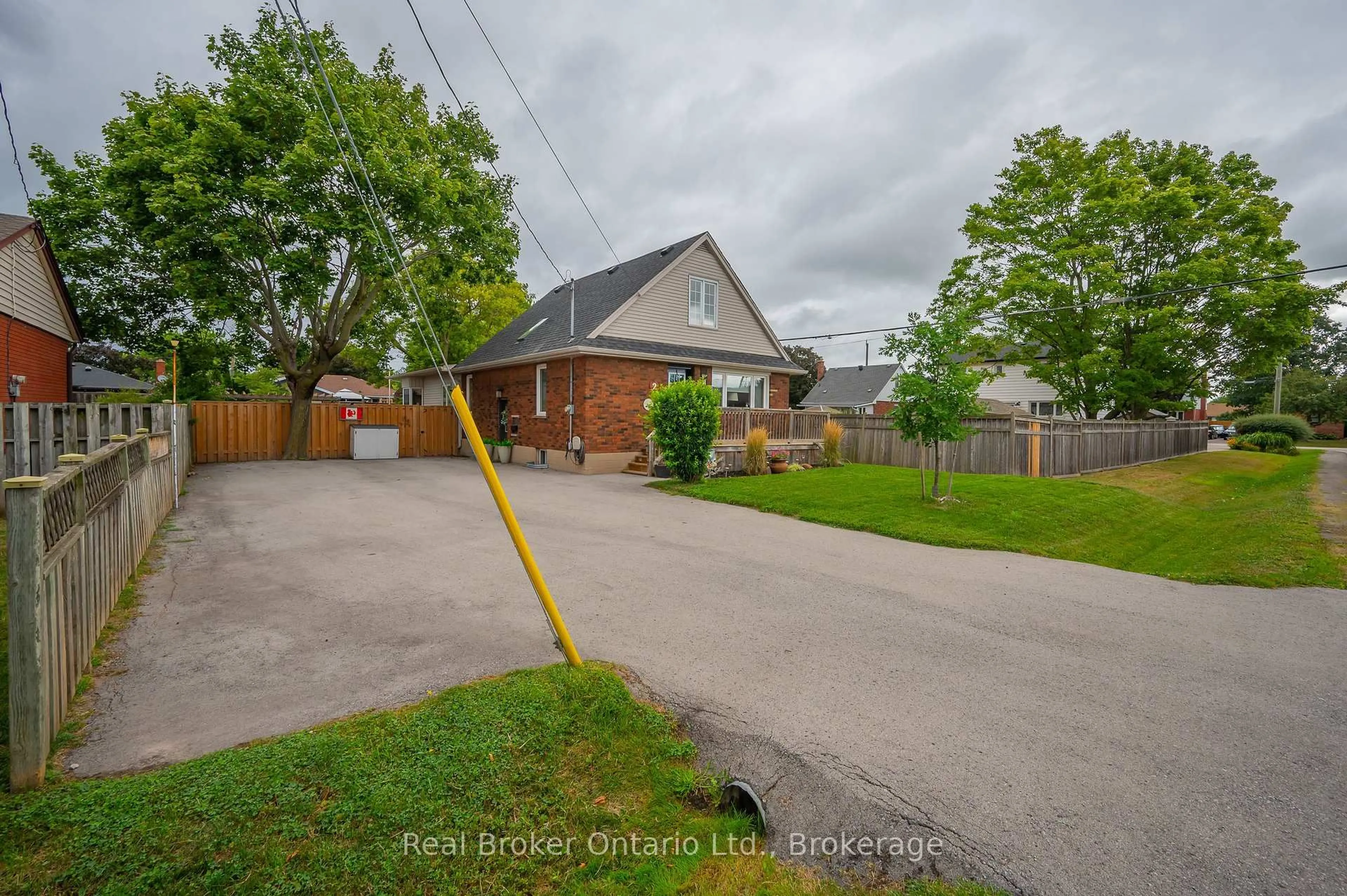 A pic from outside/outdoor area/front of a property/back of a property/a pic from drone, street for 2 Cherry Ave, Grimsby Ontario L3M 2G9