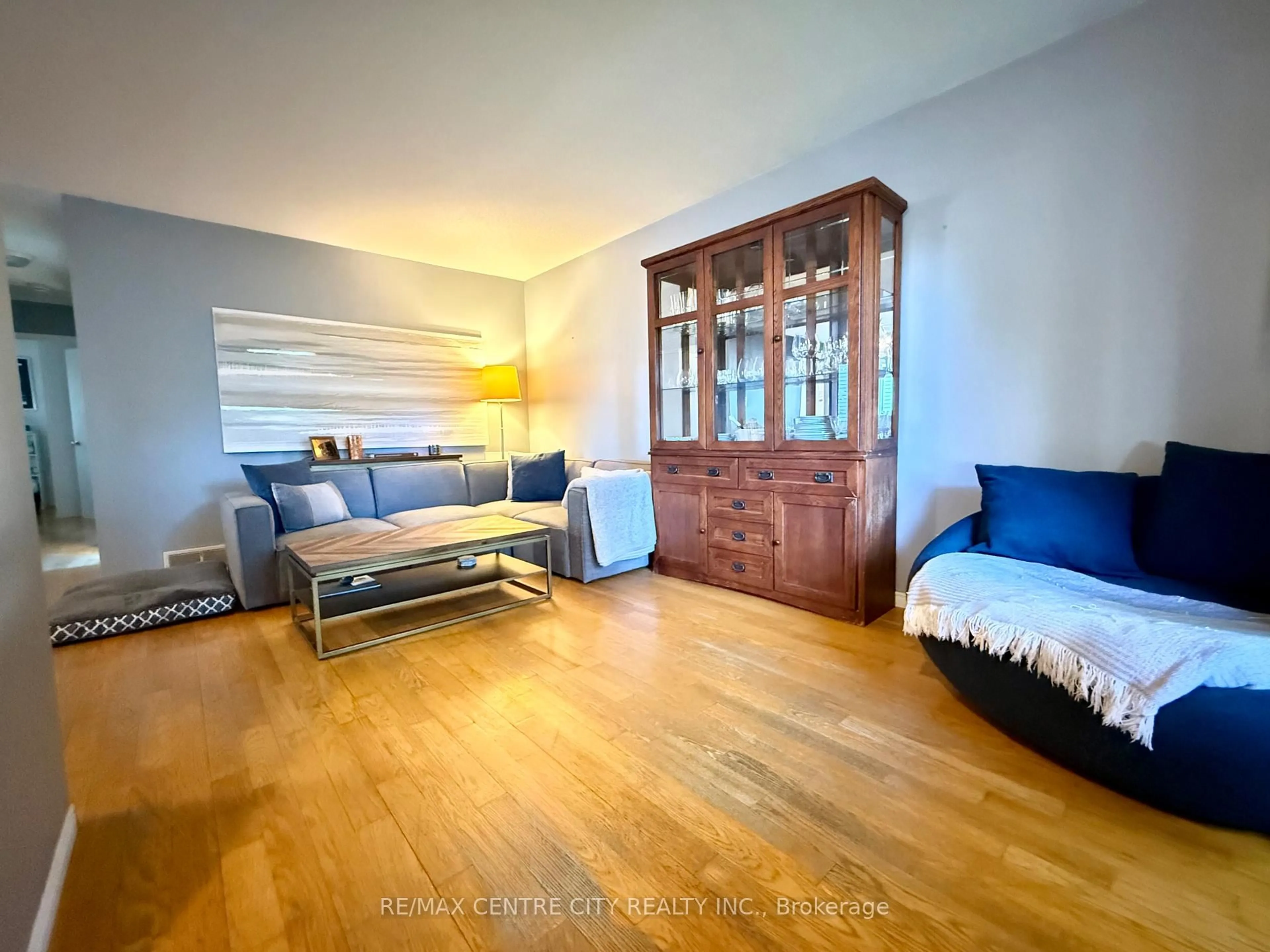 Living room with furniture, wood/laminate floor for 228 Pochard Lane, London East Ontario N5W 5Z3