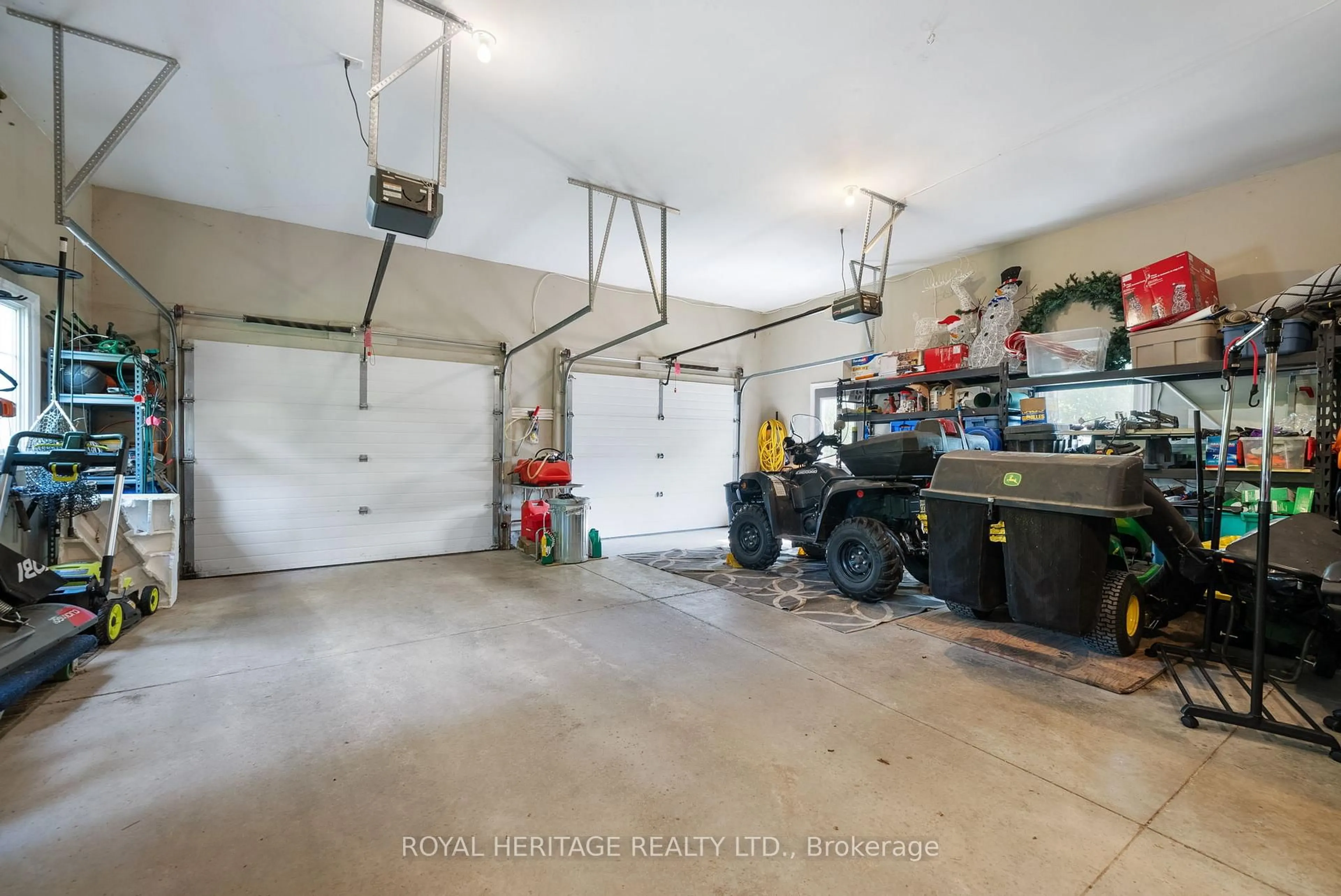 Indoor garage for 141 Shanagarry Dr, Selwyn Ontario K0L 1T0