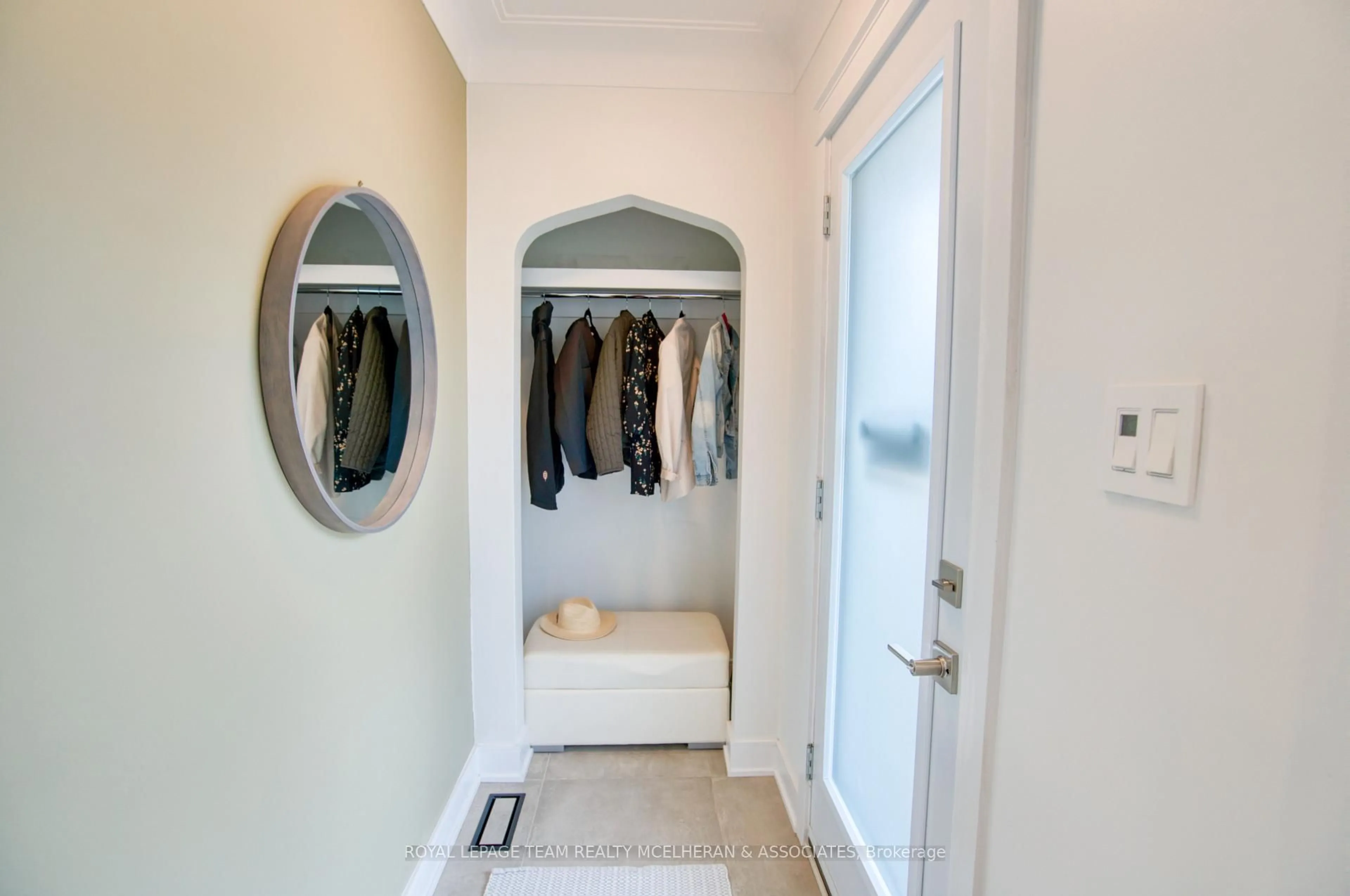 Indoor entryway for 415 Hilson Ave, Ottawa Ontario K1Z 6B9