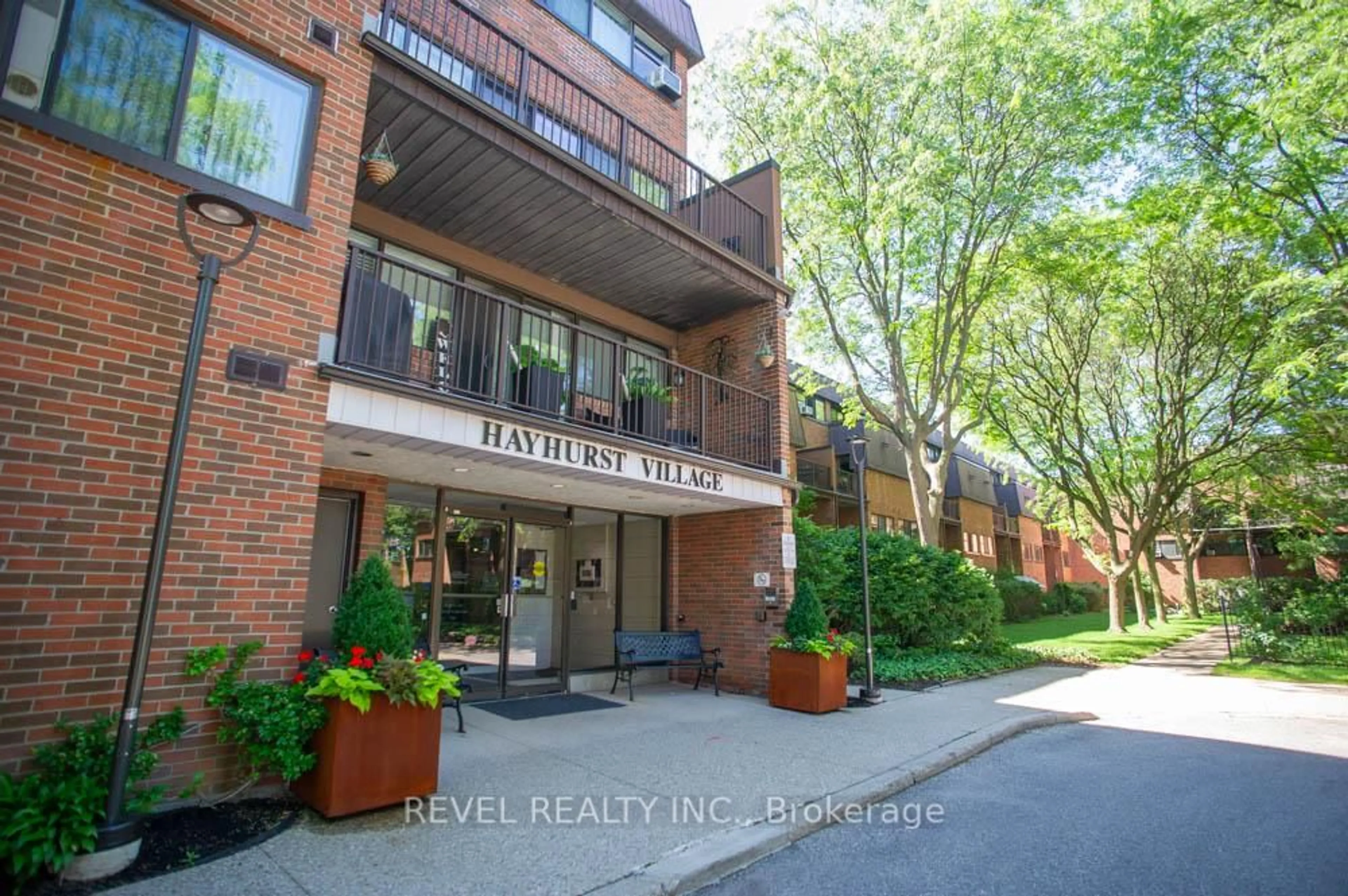 Indoor foyer for 36 Hayhurst Rd #328, Brantford Ontario N3R 6Y9