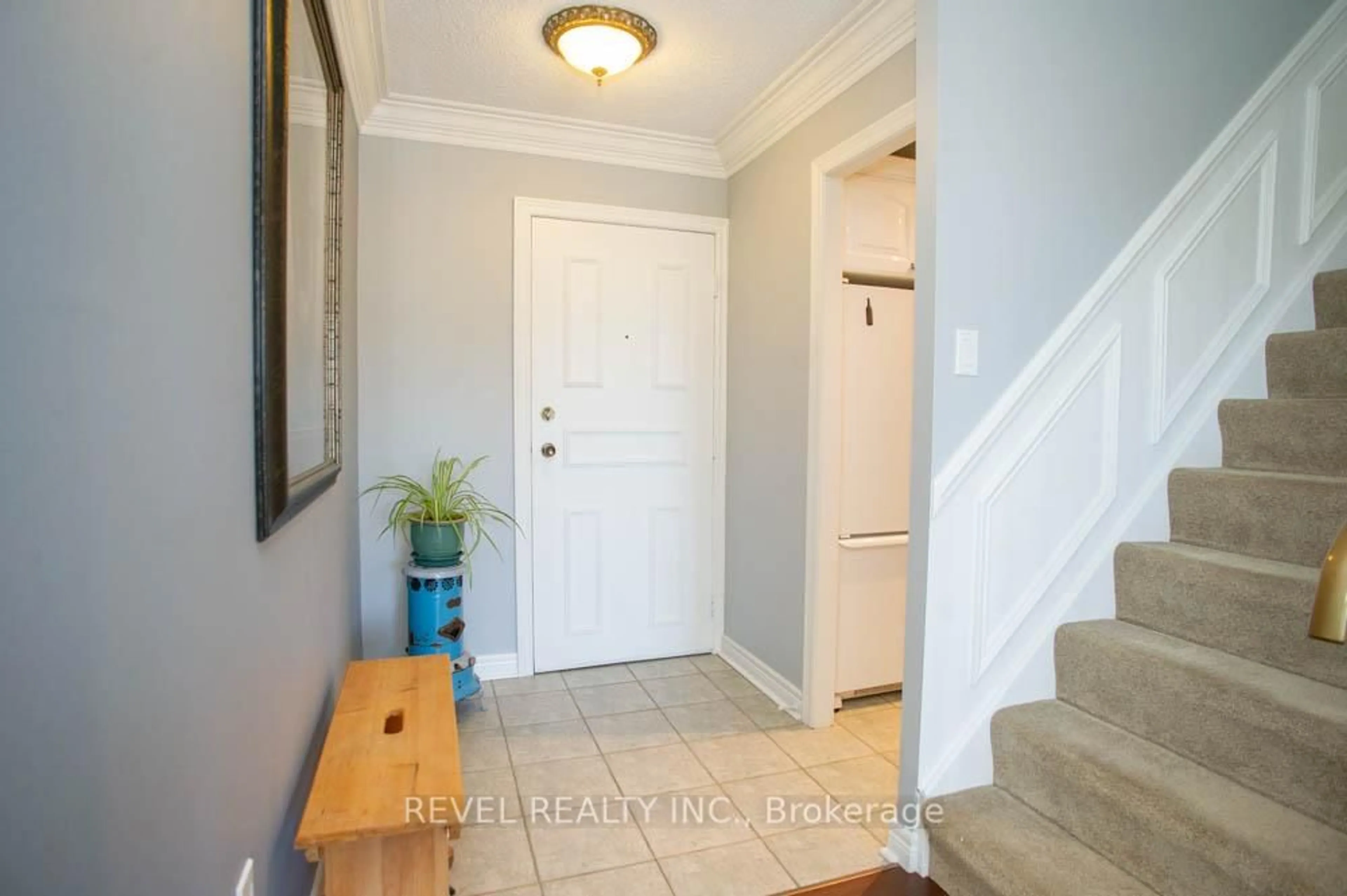 Indoor entryway for 36 Hayhurst Rd #328, Brantford Ontario N3R 6Y9