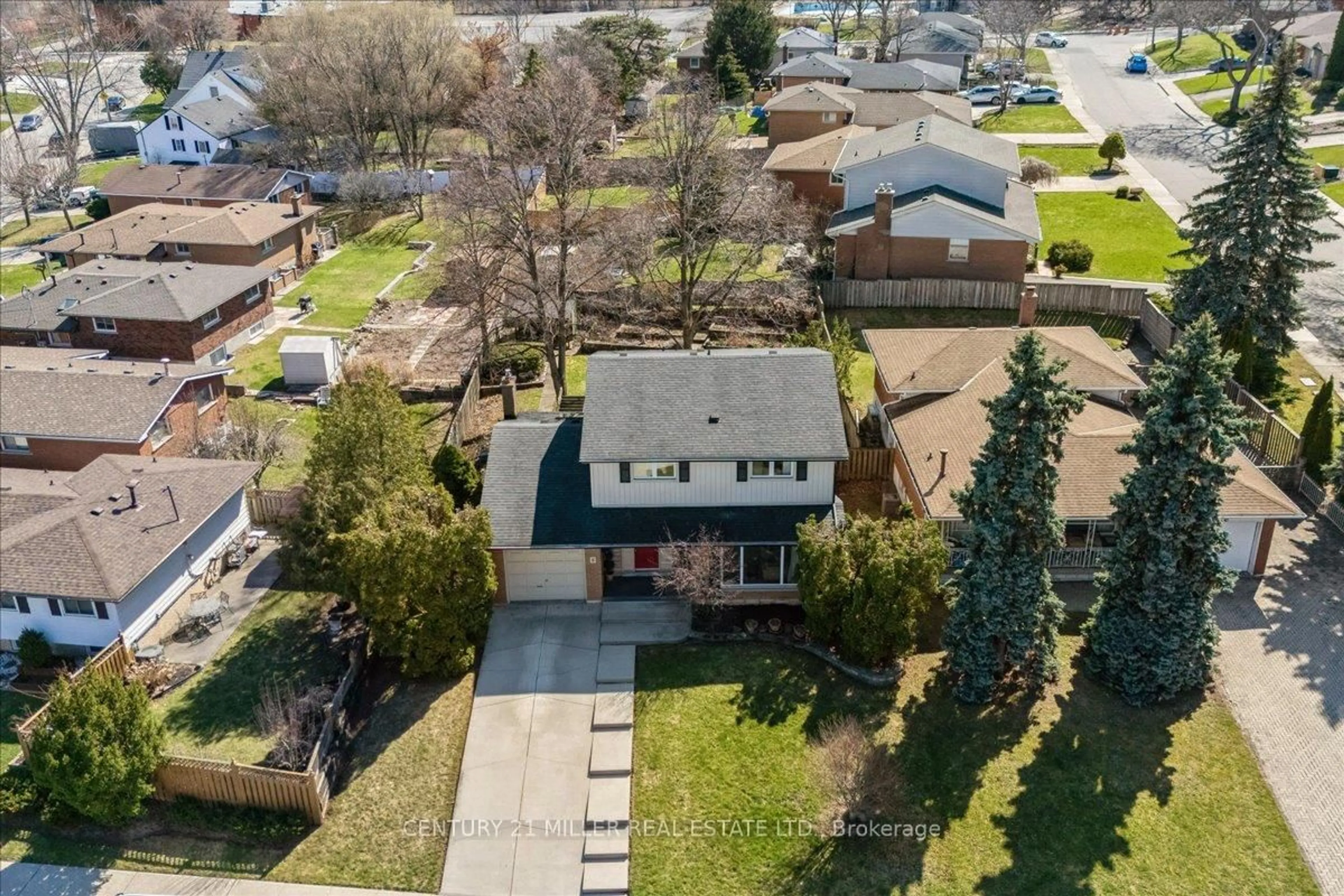 A pic from outside/outdoor area/front of a property/back of a property/a pic from drone, street for 5 Cortina Cres, Hamilton Ontario L8K 4K3