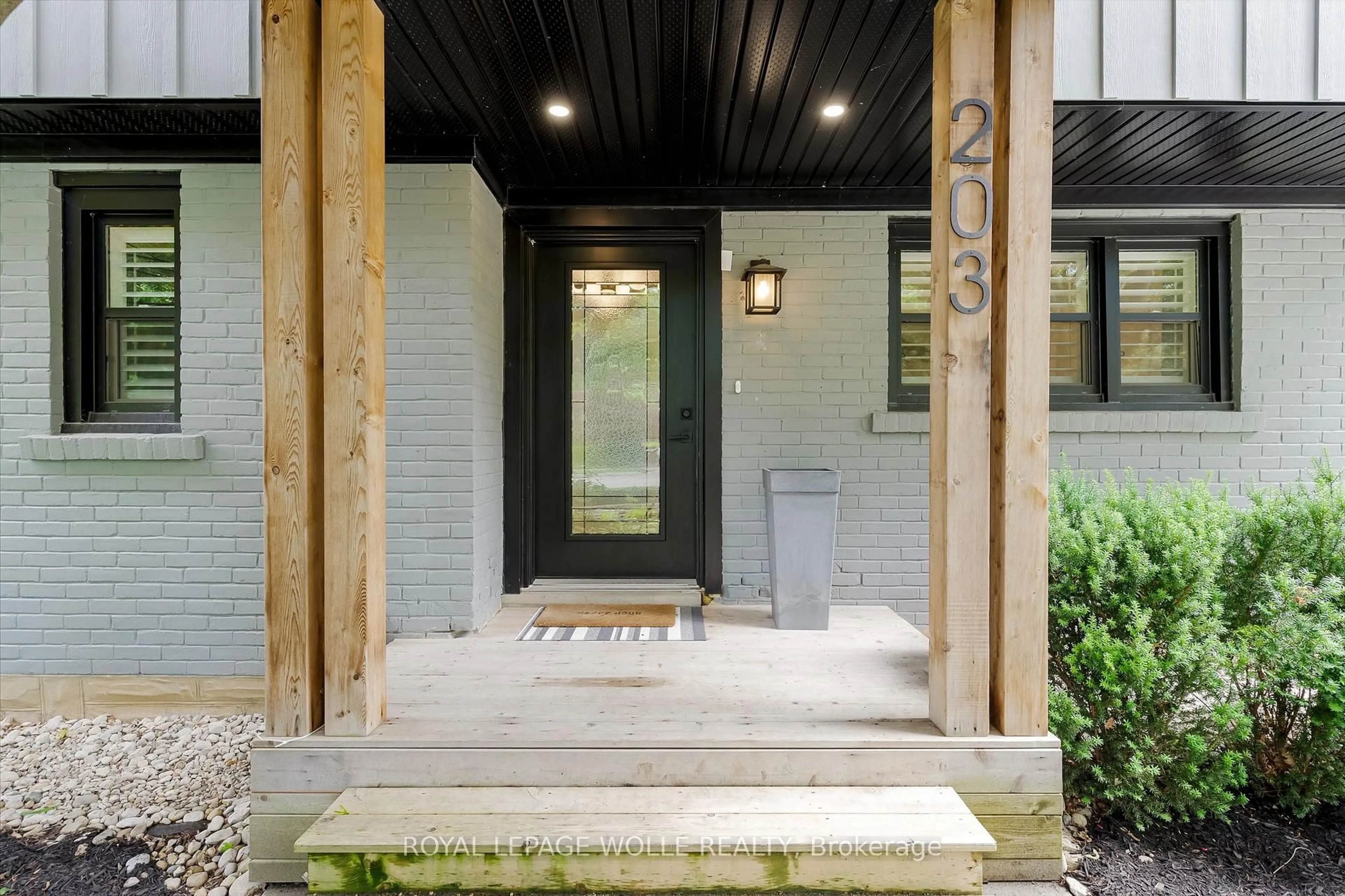 Indoor entryway for 203 Forsyth Dr, Waterloo Ontario N2L 1A1