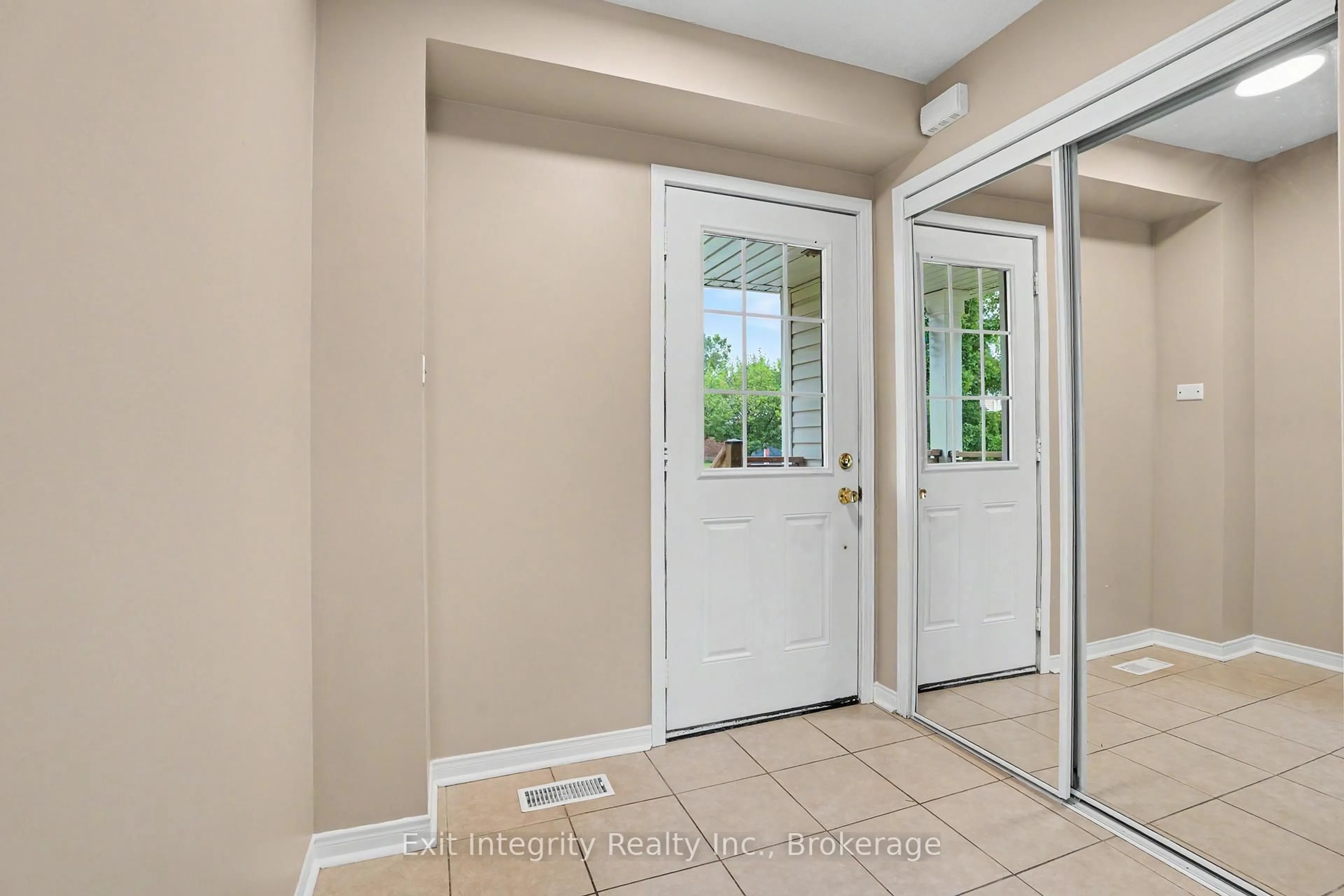 Indoor entryway for 238 Blackburn Dr, Brantford Ontario N3T 0C5