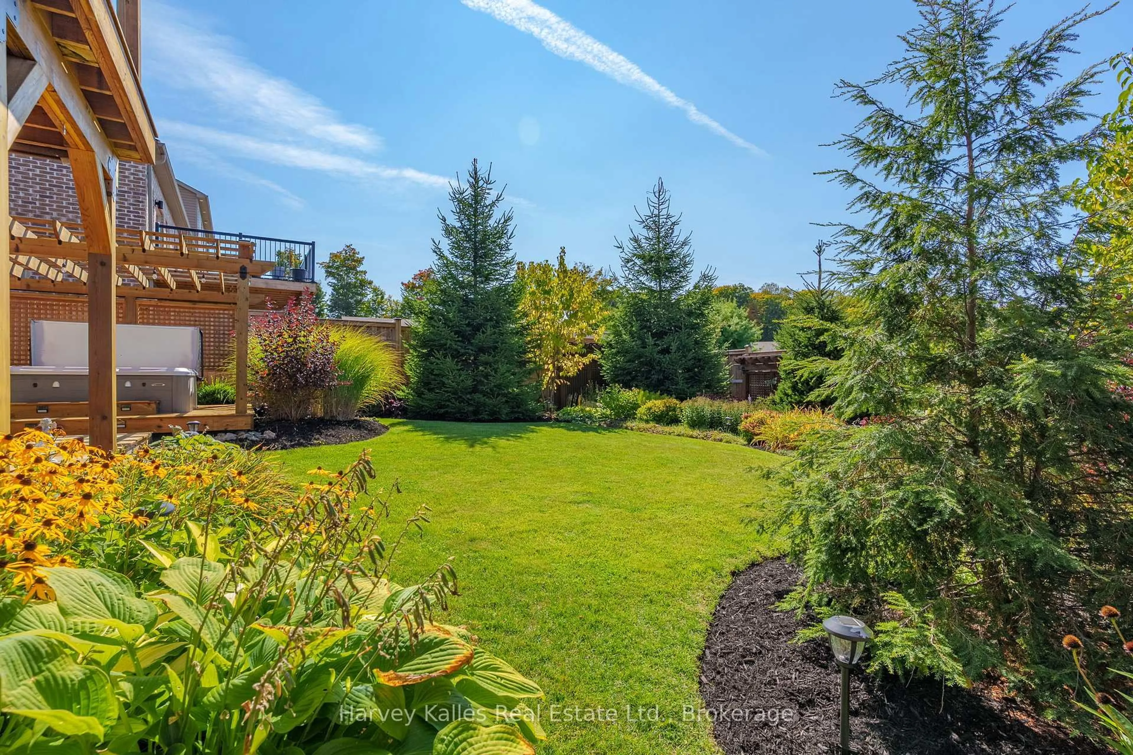 A pic from outside/outdoor area/front of a property/back of a property/a pic from drone, unknown for 5 Braeside Cres, Huntsville Ontario P1H 0C5