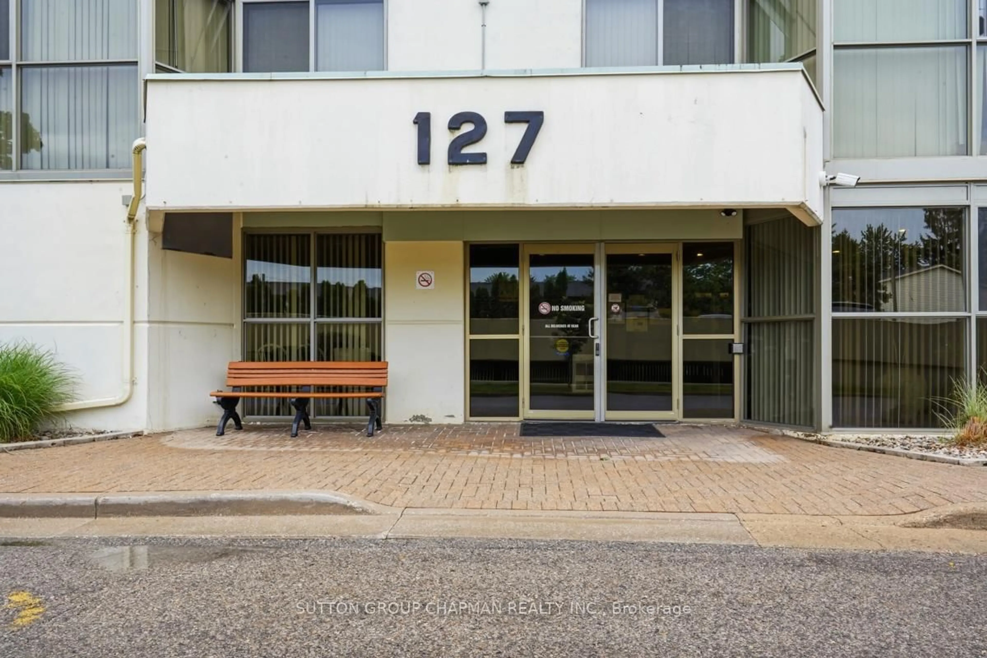 Indoor foyer for 127 Belmont Dr #403, London South Ontario N6J 4J7