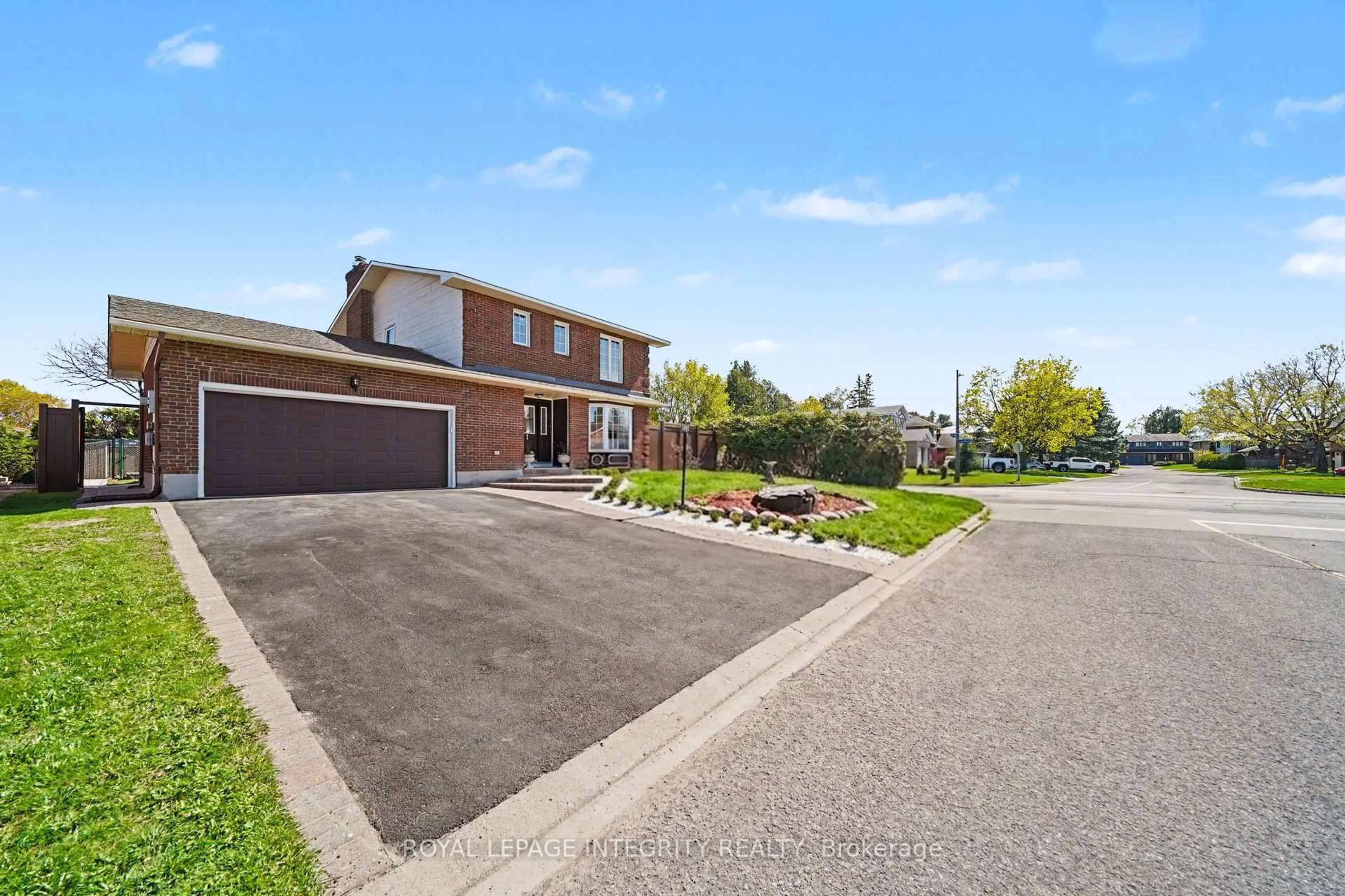 A pic from outside/outdoor area/front of a property/back of a property/a pic from drone, street for 1 Elderwood Tr, Ottawa Ontario K2S 1C9