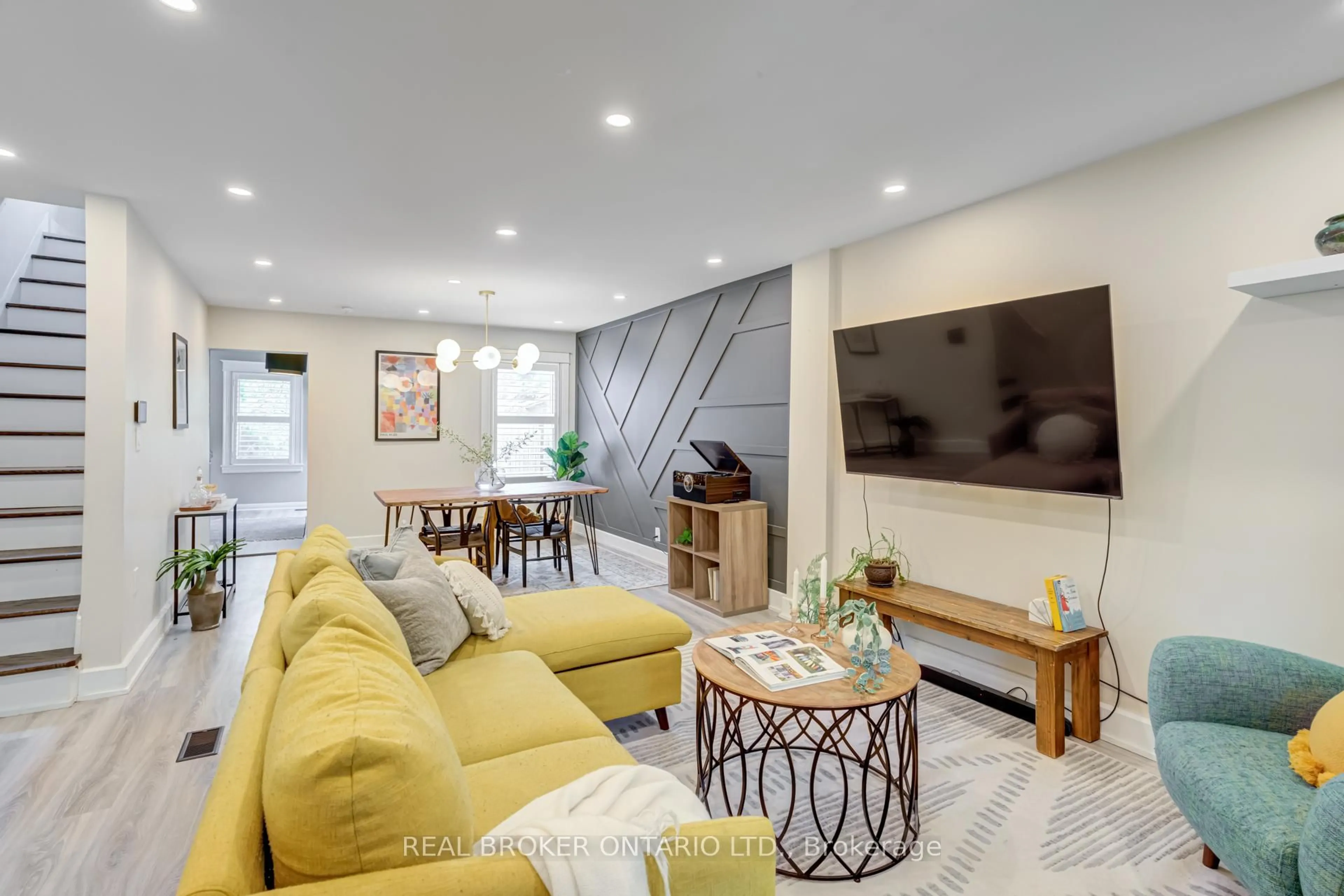 Living room with furniture, unknown for 39 East Bend Ave, Hamilton Ontario L8M 3E4