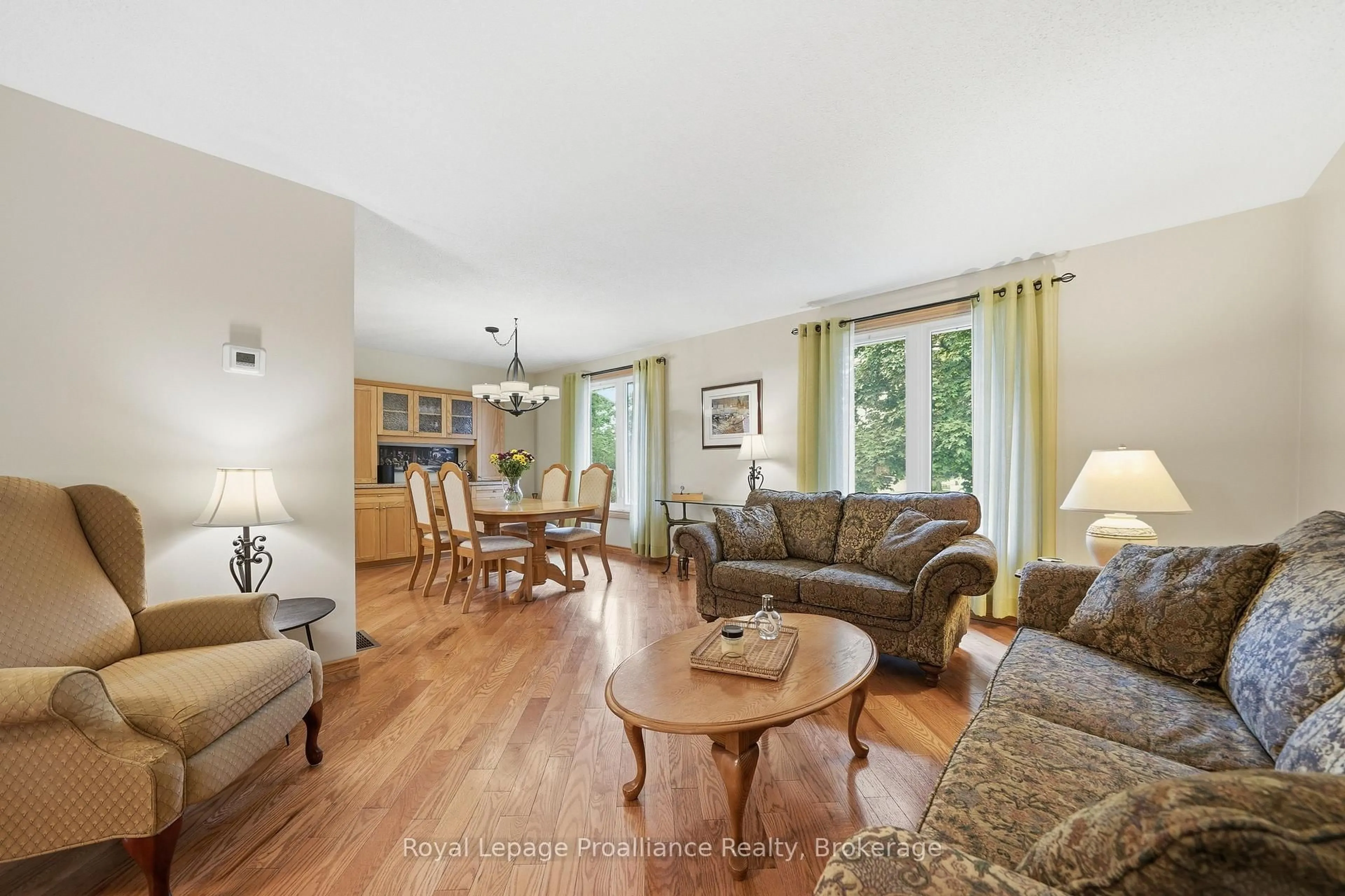 Living room with furniture, wood/laminate floor for 40 Springbrook Cres, Belleville Ontario K8P 5B8