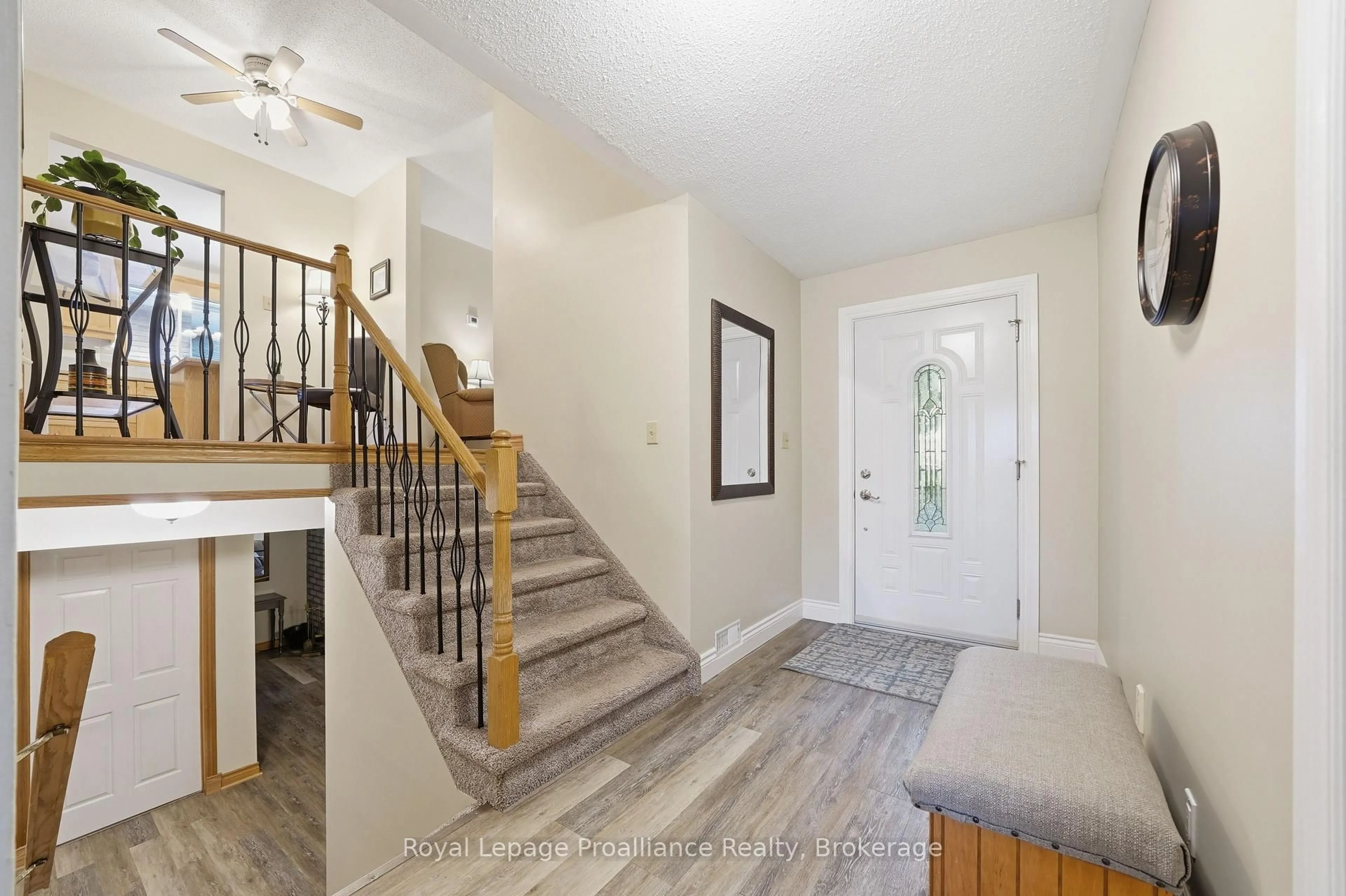 Indoor entryway for 40 Springbrook Cres, Belleville Ontario K8P 5B8