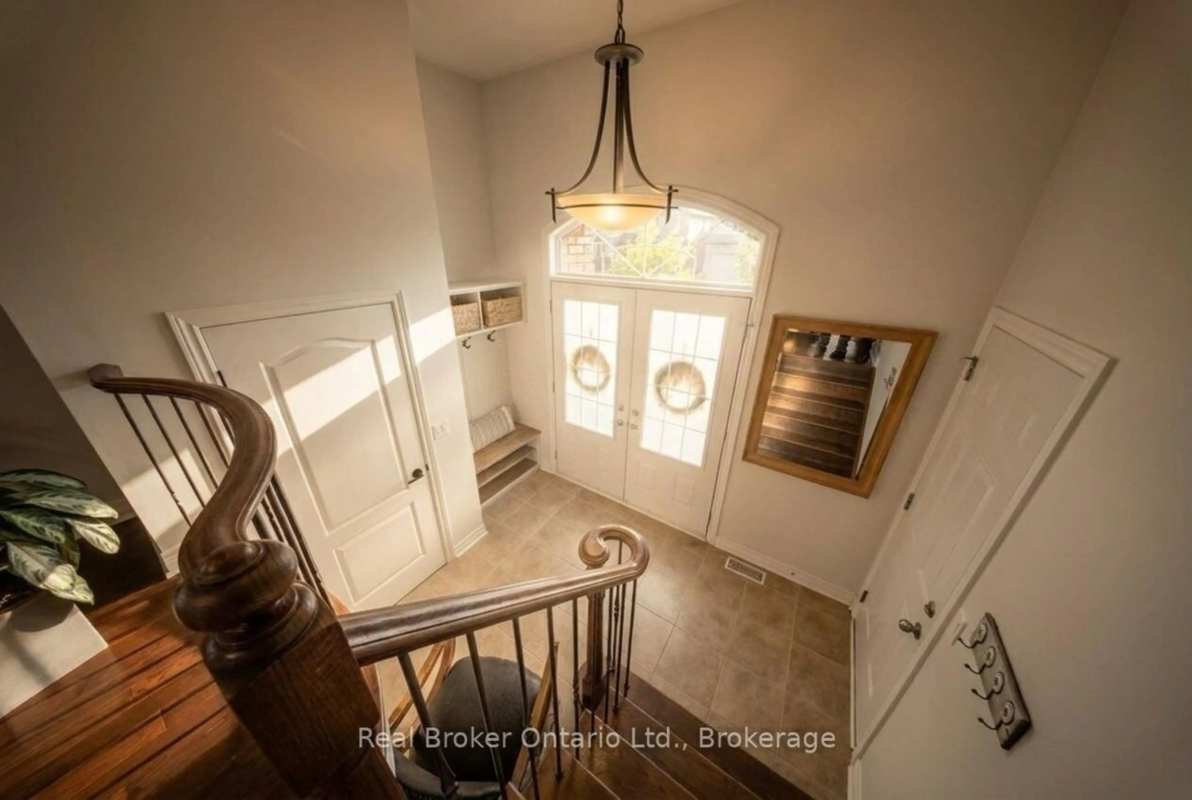 Indoor entryway for 419 Rideau River St, Waterloo Ontario N2V 2Y4