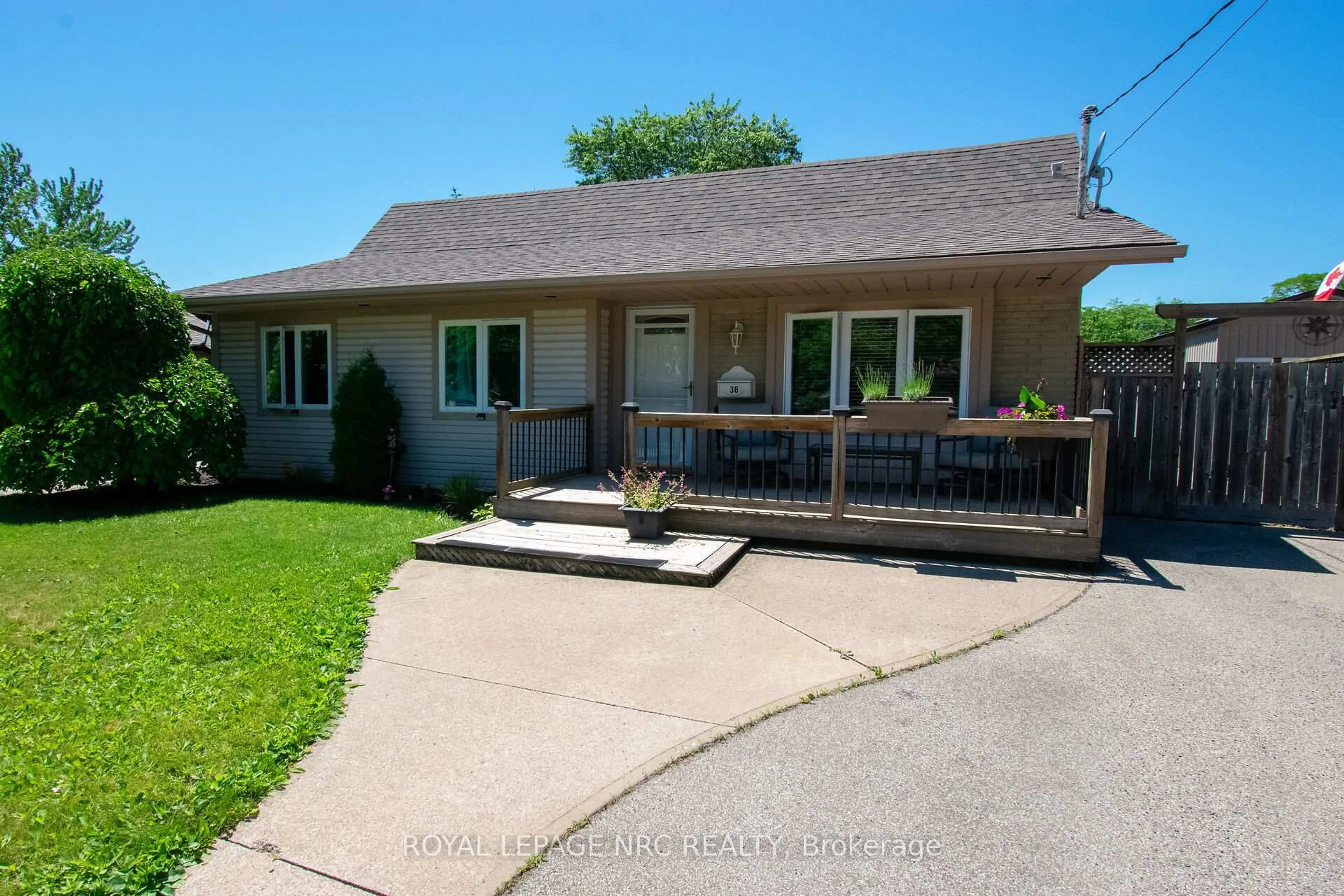 Unknown for 38 Carriage Rd, St. Catharines Ontario L2P 1S9