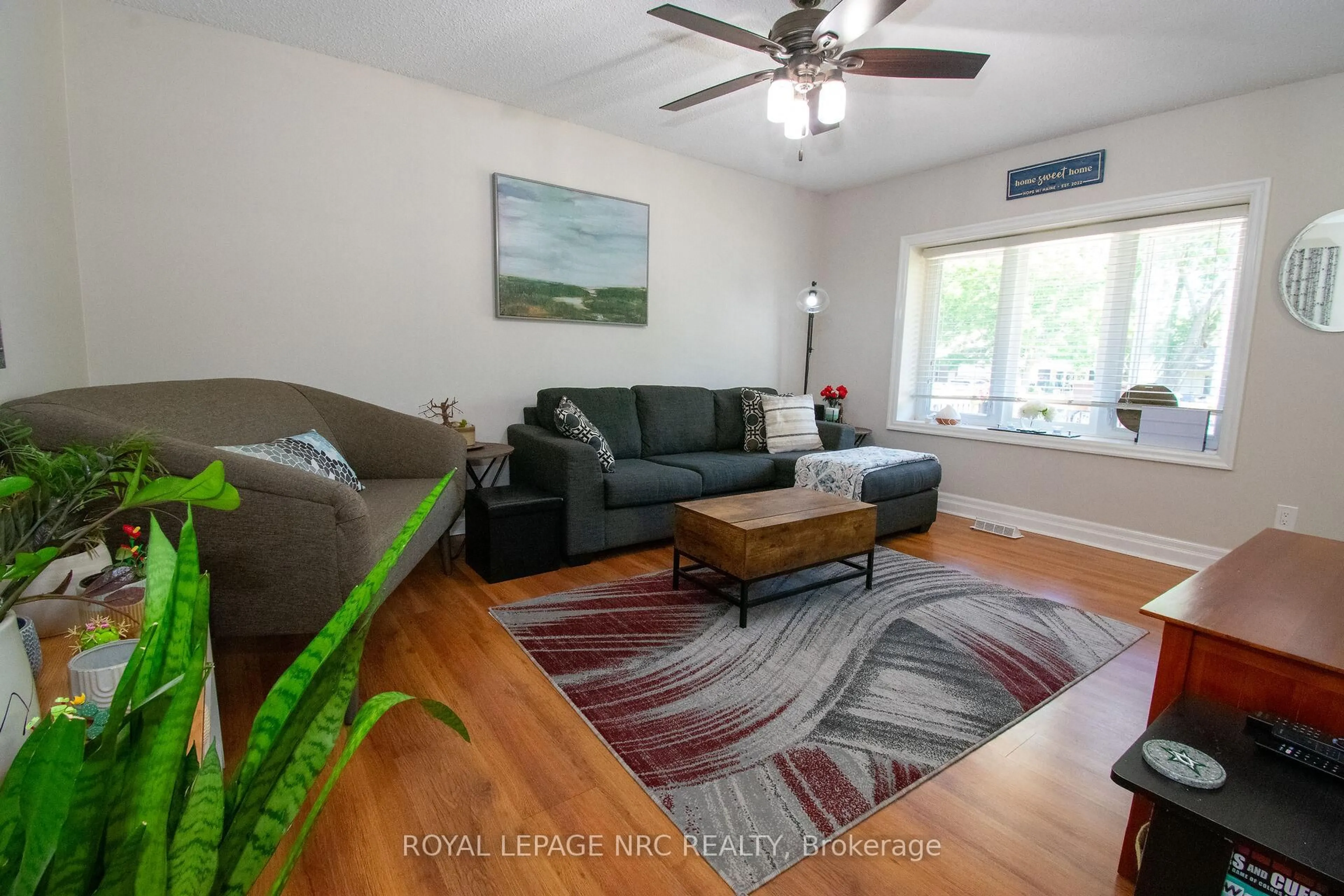 Living room with furniture, wood/laminate floor for 38 Carriage Rd, St. Catharines Ontario L2P 1S9
