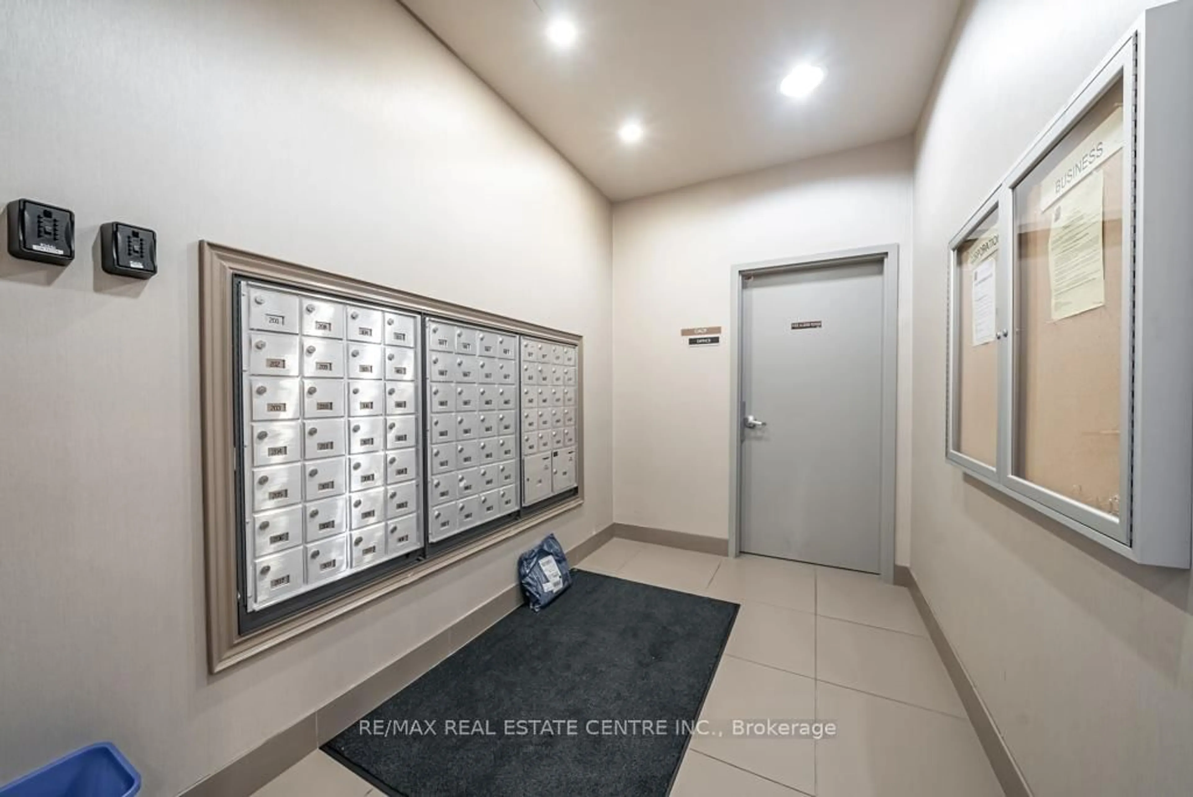 Indoor foyer for 90 Charlton Ave #502, Hamilton Ontario L8P 2C3