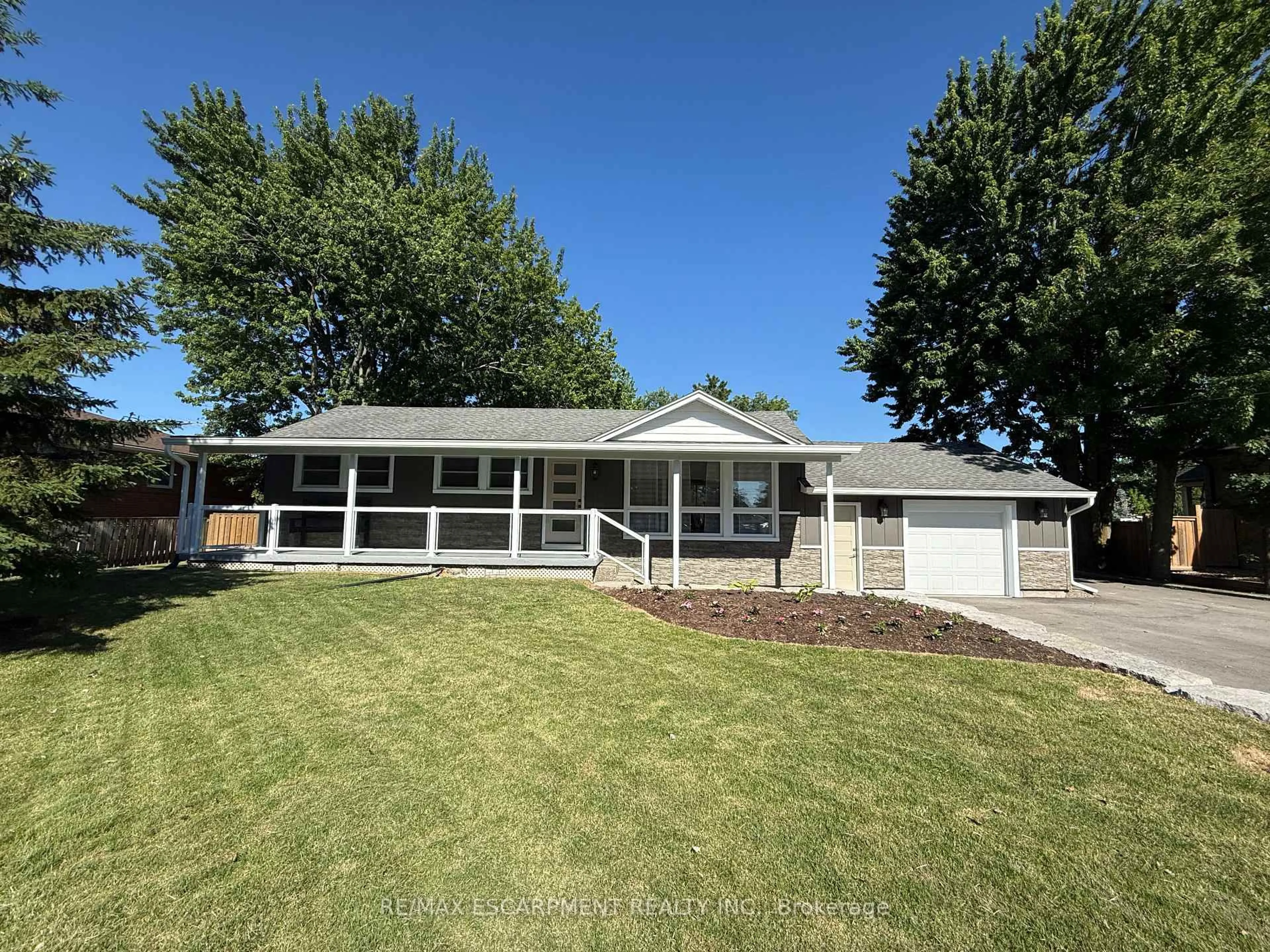 Home with vinyl exterior material, street for 99 Byron Ave, Hamilton Ontario L8J 2T2