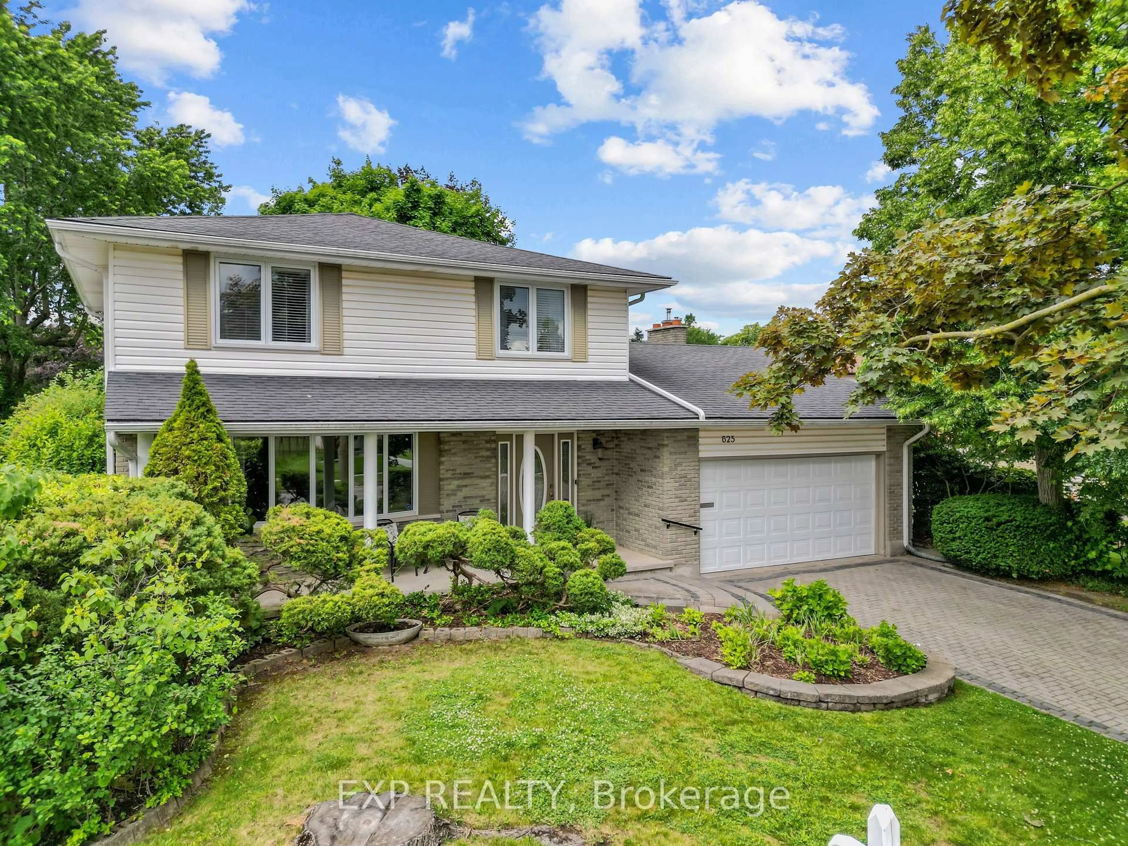 A pic from outside/outdoor area/front of a property/back of a property/a pic from drone, street for 625 Steeplechase Dr, London South Ontario N6J 3P3