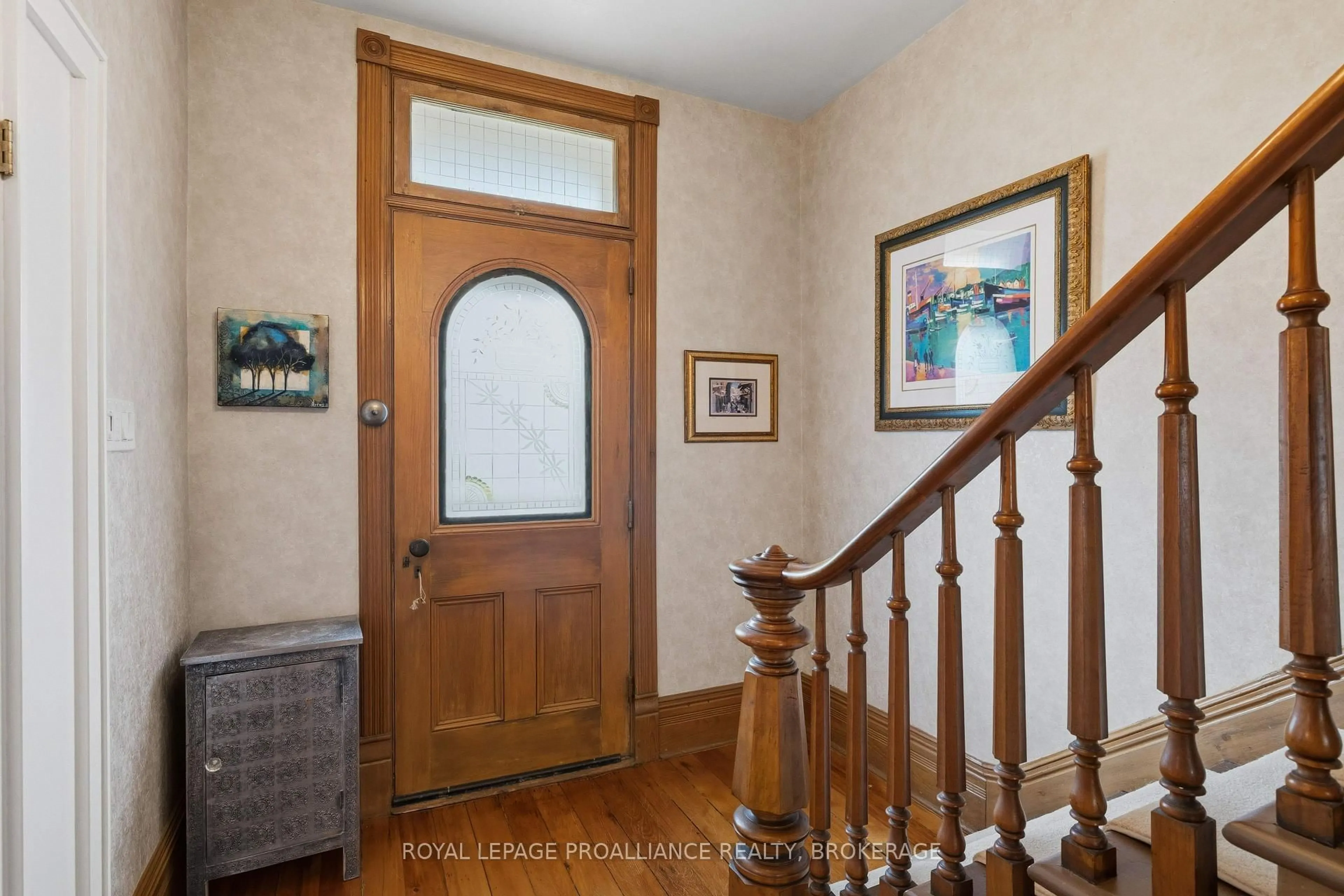 Indoor foyer for 125 Arthur St, Gananoque Ontario K7G 1B1